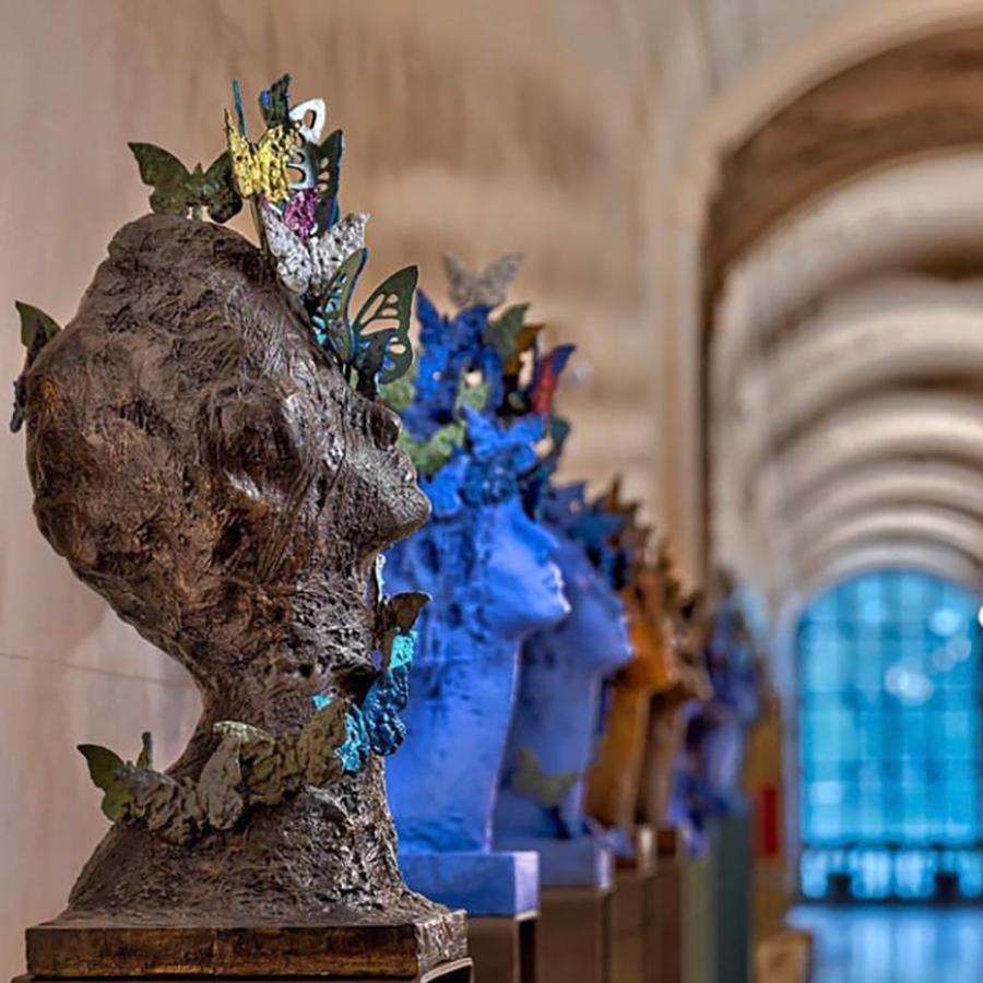 Belle et élégante sculpture en bronze peint en bleu « Clio, Musa della Storia » - Surréalisme Sculpture par Antonio Nocera
