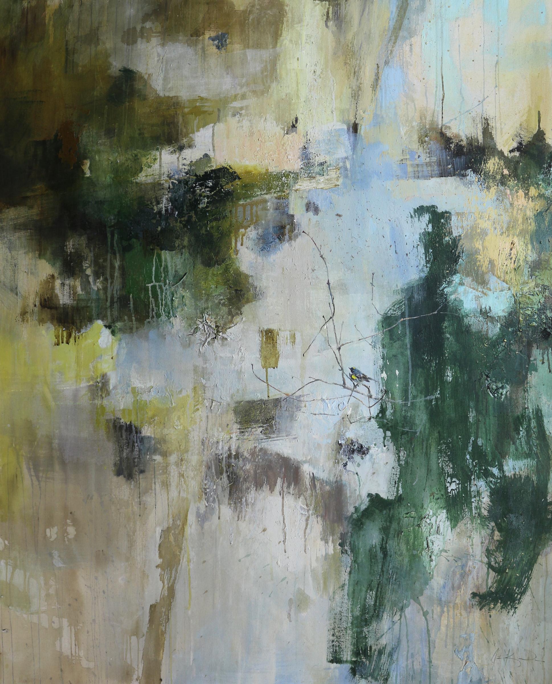 'Something Has to Inspire a Beginning (Myrtle Warbler)' est une grande peinture abstraite verticale en techniques mixtes sur toile créée par l'artiste américain Justin Kellner en 2019. Avec une palette composée de bleu, de beige, de gris et de vert,
