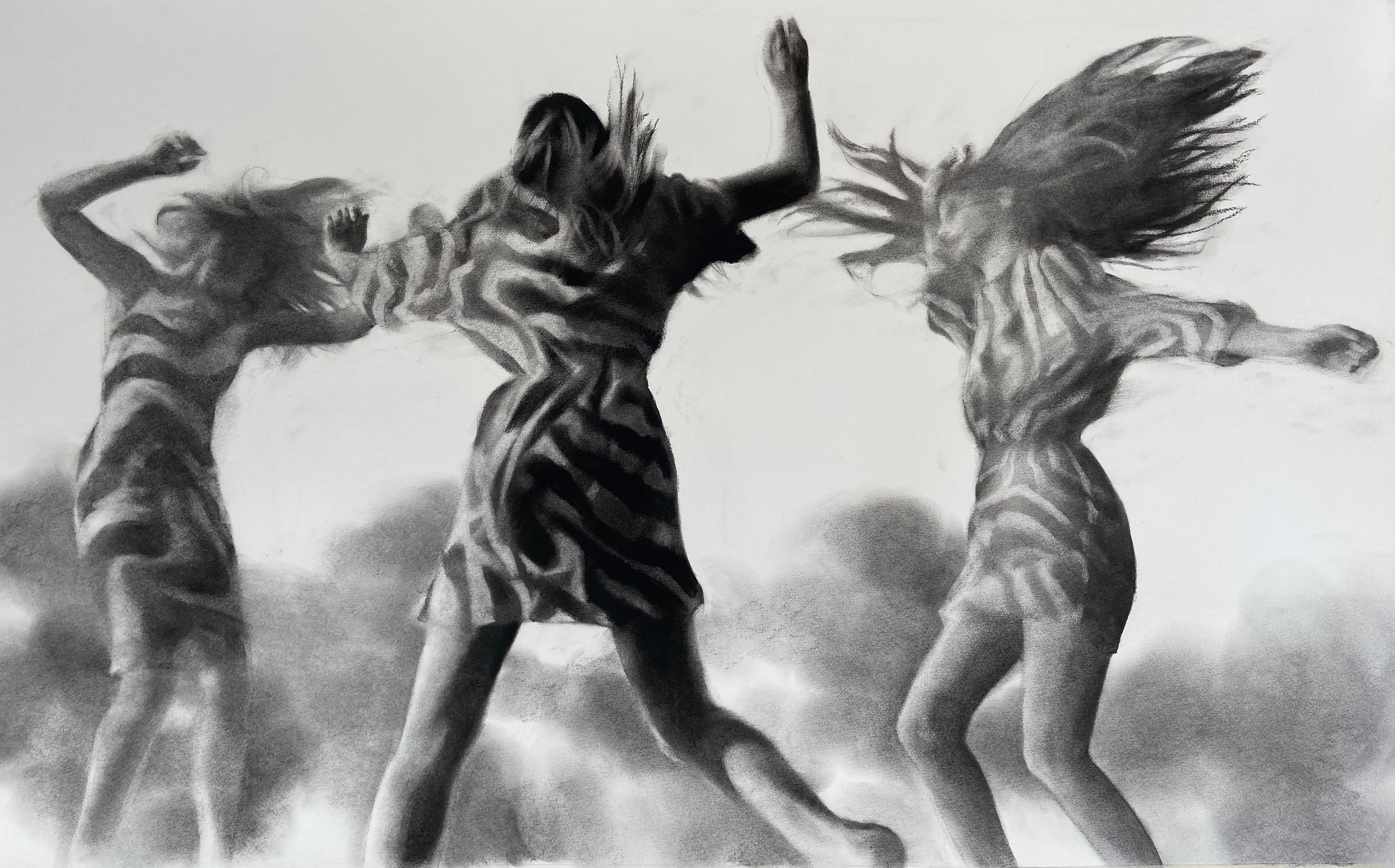 Patsy McArthur Figurative Art – Feel The Beat, realistische figürliche Kohle auf Papier von tanzenden Mädchen - Gerahmt