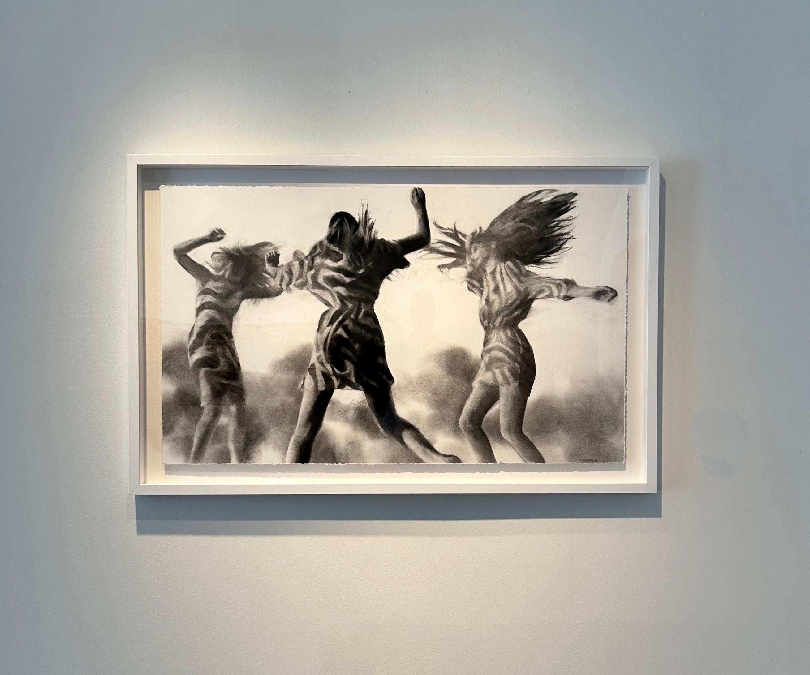 Feel The Beat, realistische figurative Zeichnung von Party-Mädchen beim Tanzen, hohe Energie im Angebot 5