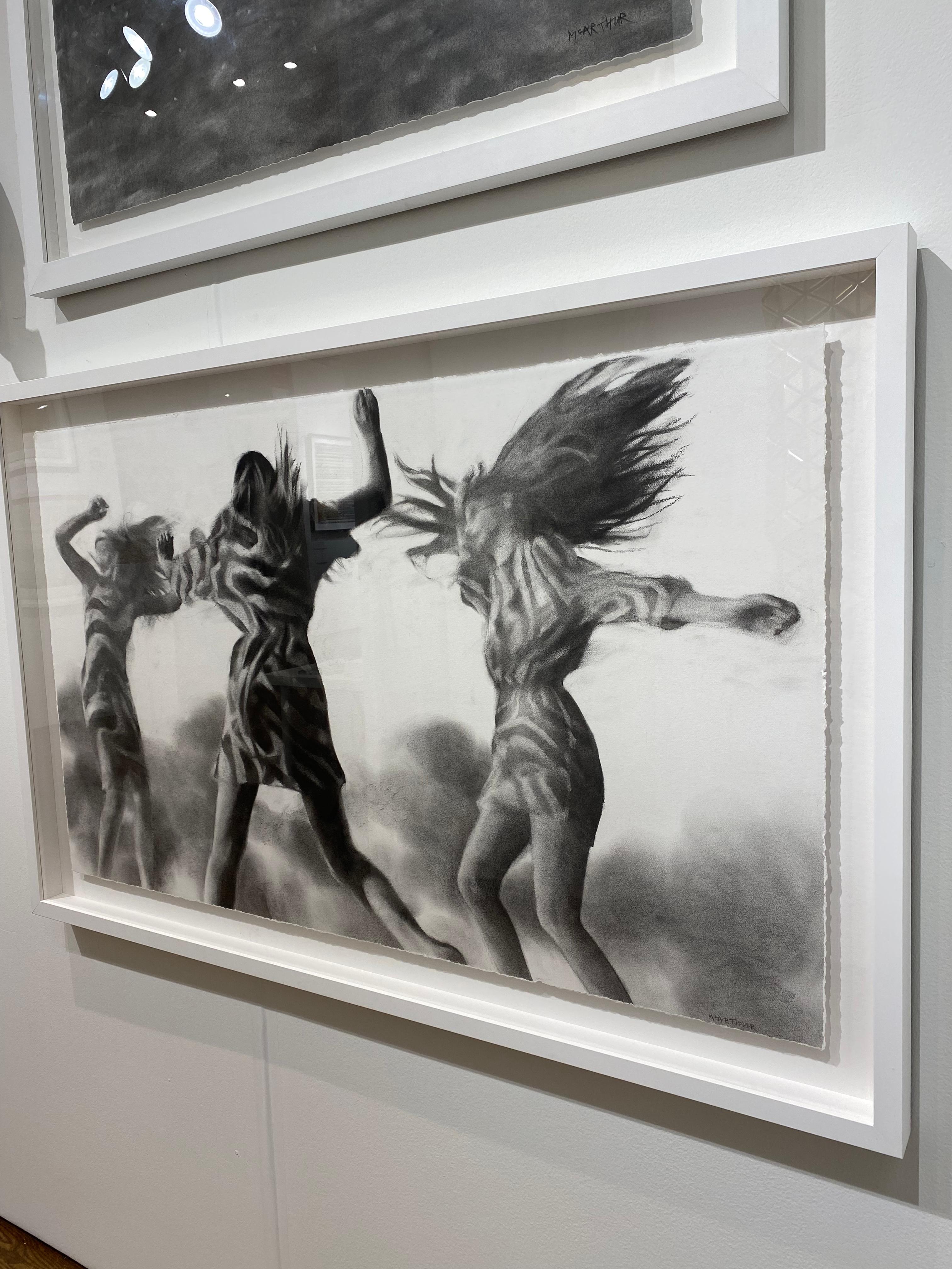 Feel The Beat, realistische figurative Zeichnung von Party-Mädchen beim Tanzen, hohe Energie (Grau), Landscape Art, von Patsy McArthur