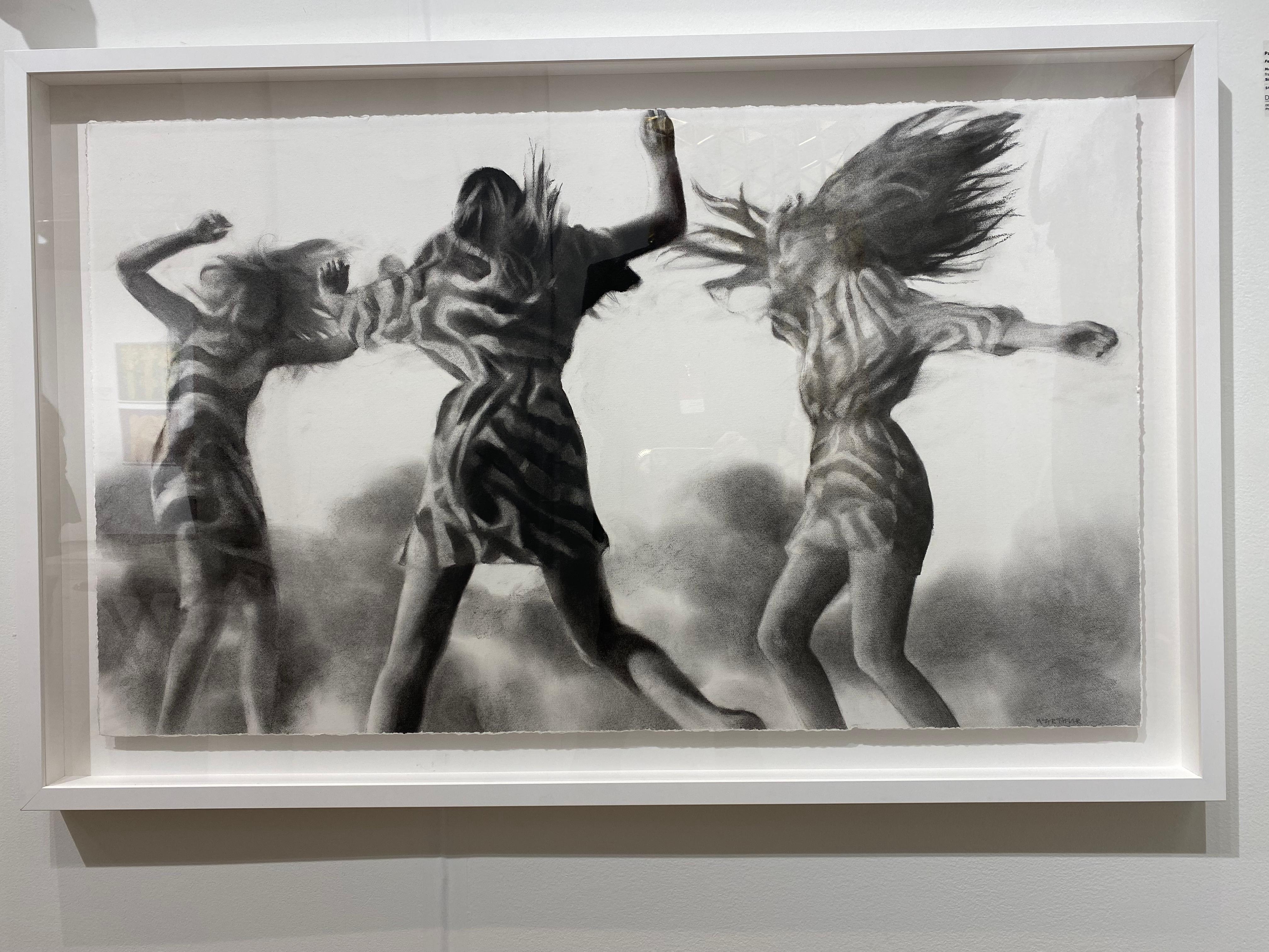 Feel The Beat, realistische figurative Zeichnung von Party-Mädchen beim Tanzen, hohe Energie im Angebot 2