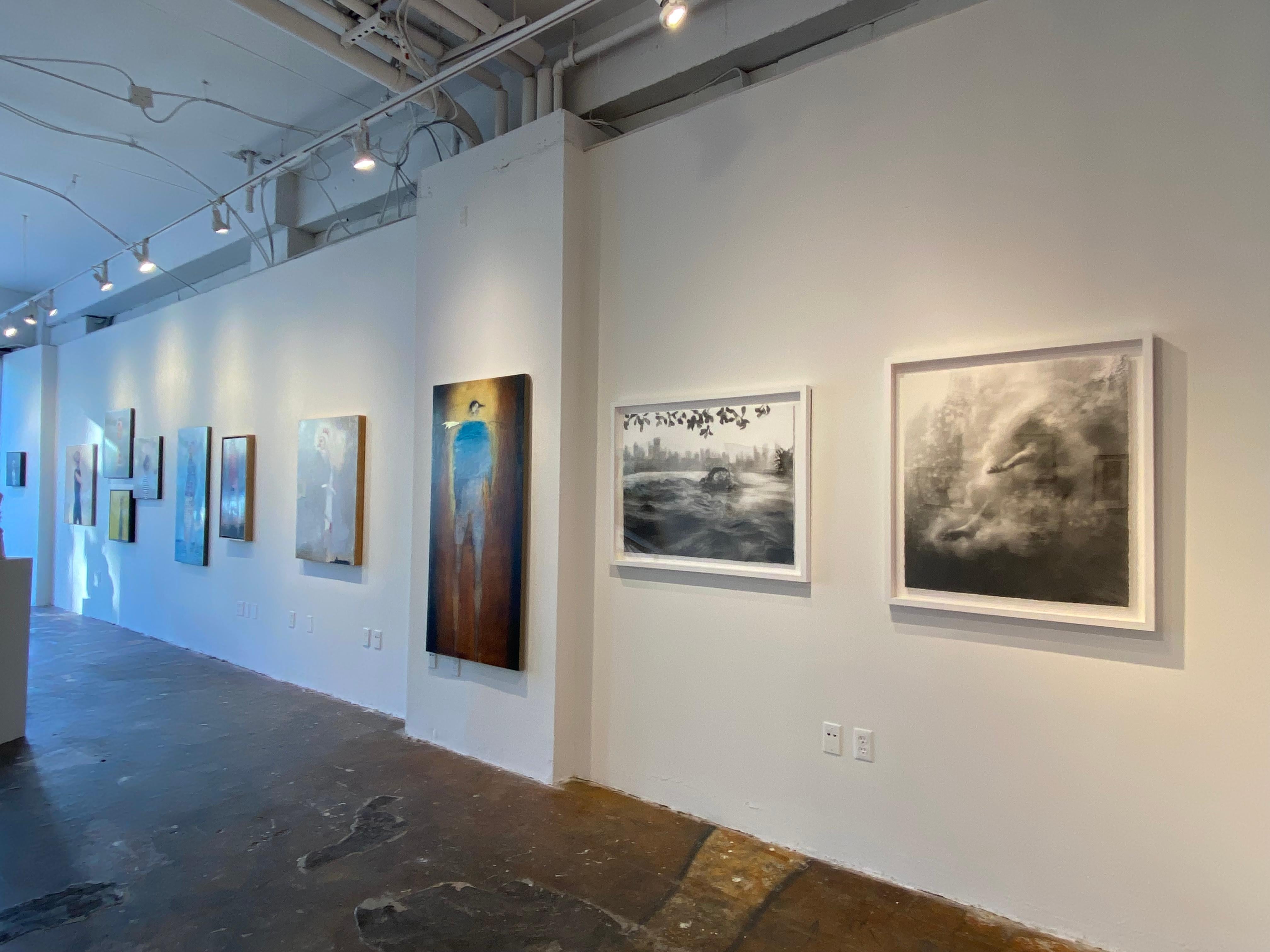 The Space Between, dessin monochrome au fusain d'une nageuse dans un cadre urbain en vente 1