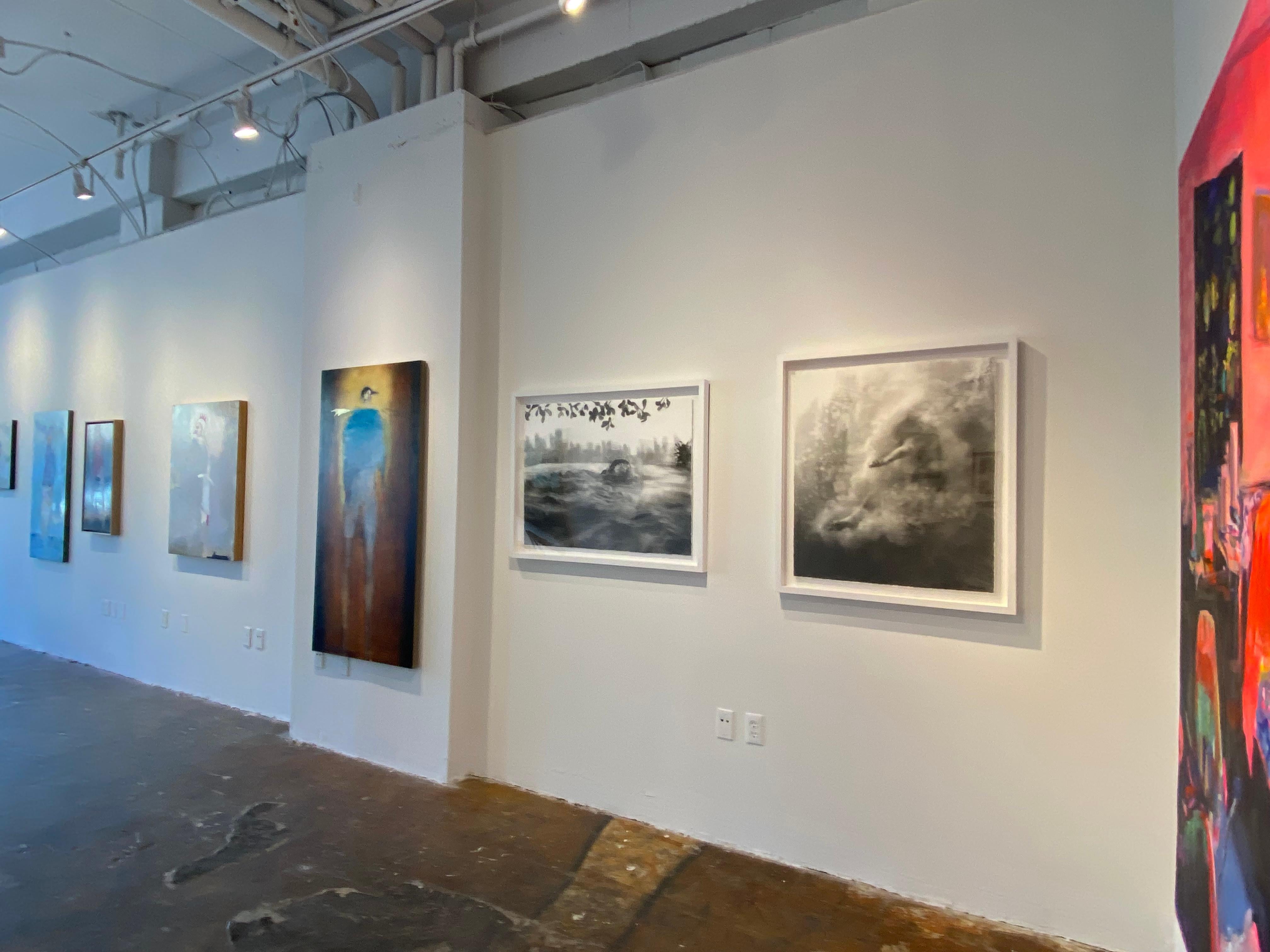 The Space Between, dessin monochrome au fusain d'une nageuse dans un cadre urbain en vente 2