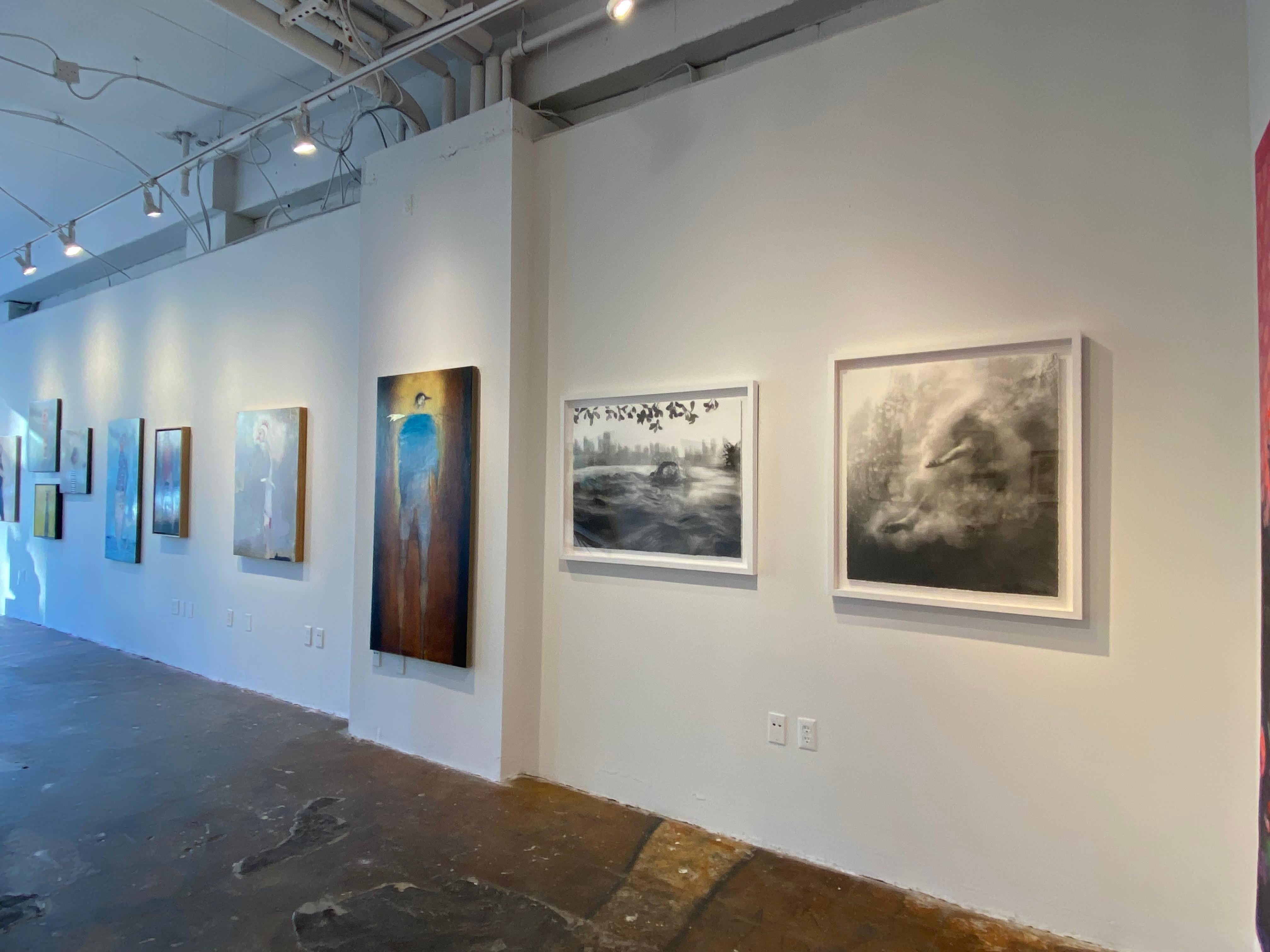 The Space Between, dessin monochrome au fusain d'une nageuse dans un cadre urbain en vente 3