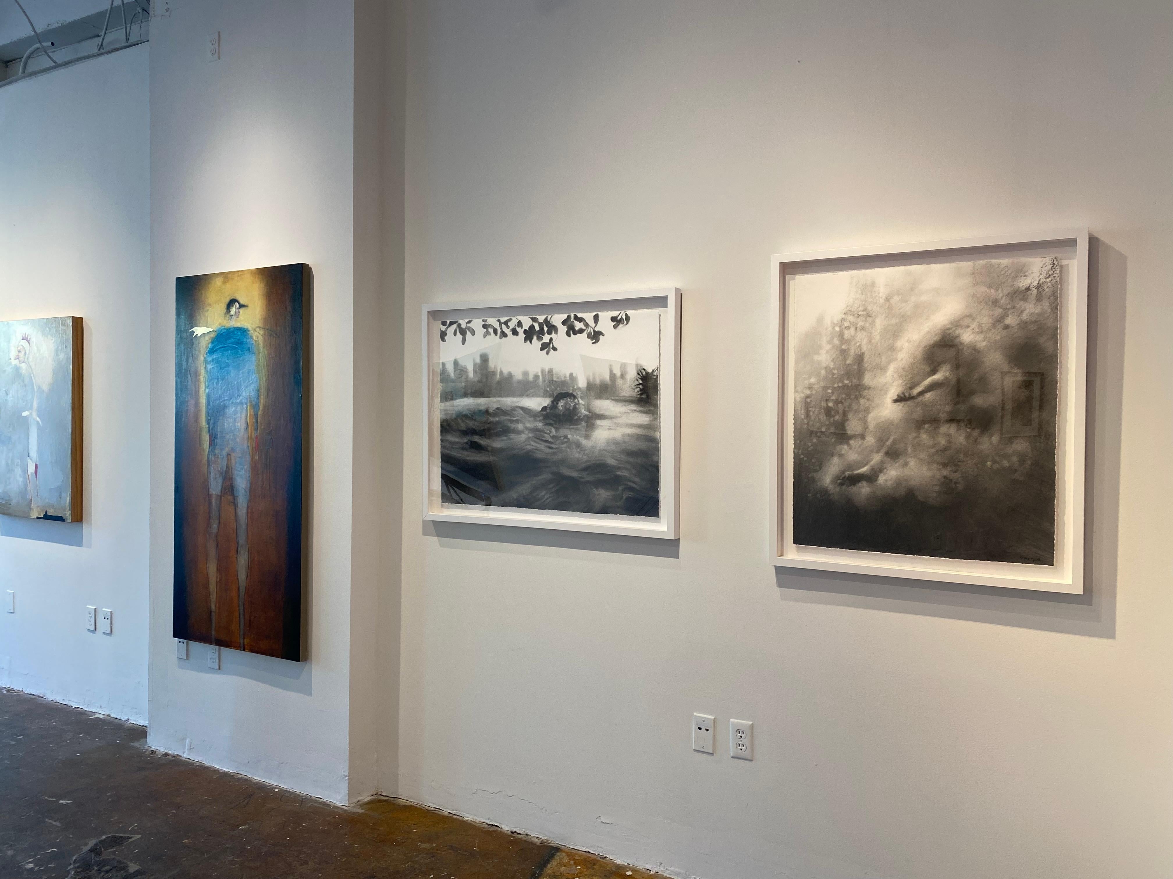 Bureau City Swim Dusk, dessin réaliste au fusain monochrome représentant une nageuse dans un cadre urbain - Noir Figurative Art par Patsy McArthur