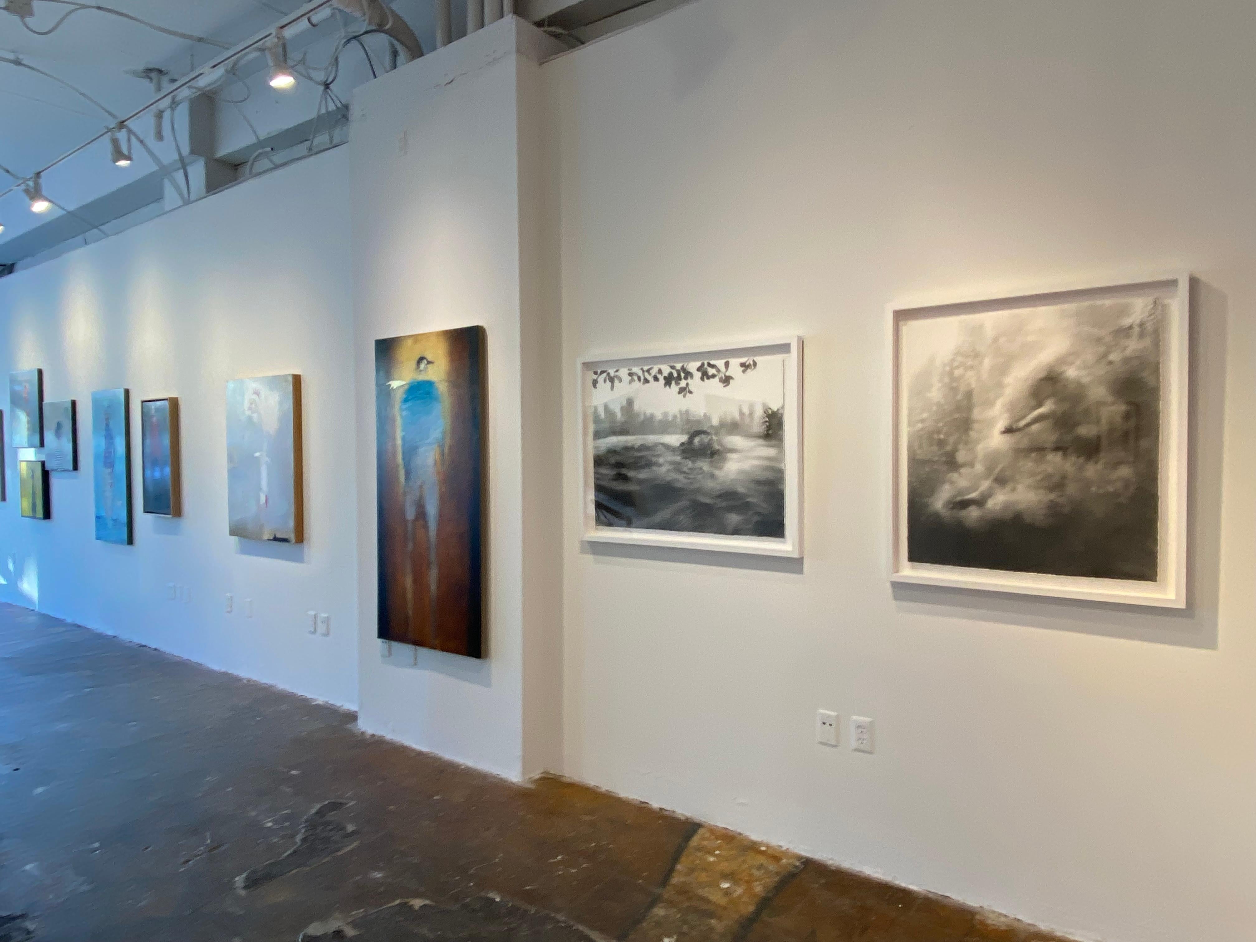 Bureau City Swim Dusk, dessin réaliste au fusain monochrome représentant une nageuse dans un cadre urbain en vente 4