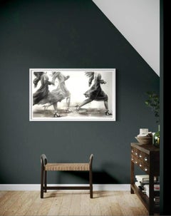 Le Intrepide, disegno realista a carboncino di tre donne che corrono con abiti fluenti