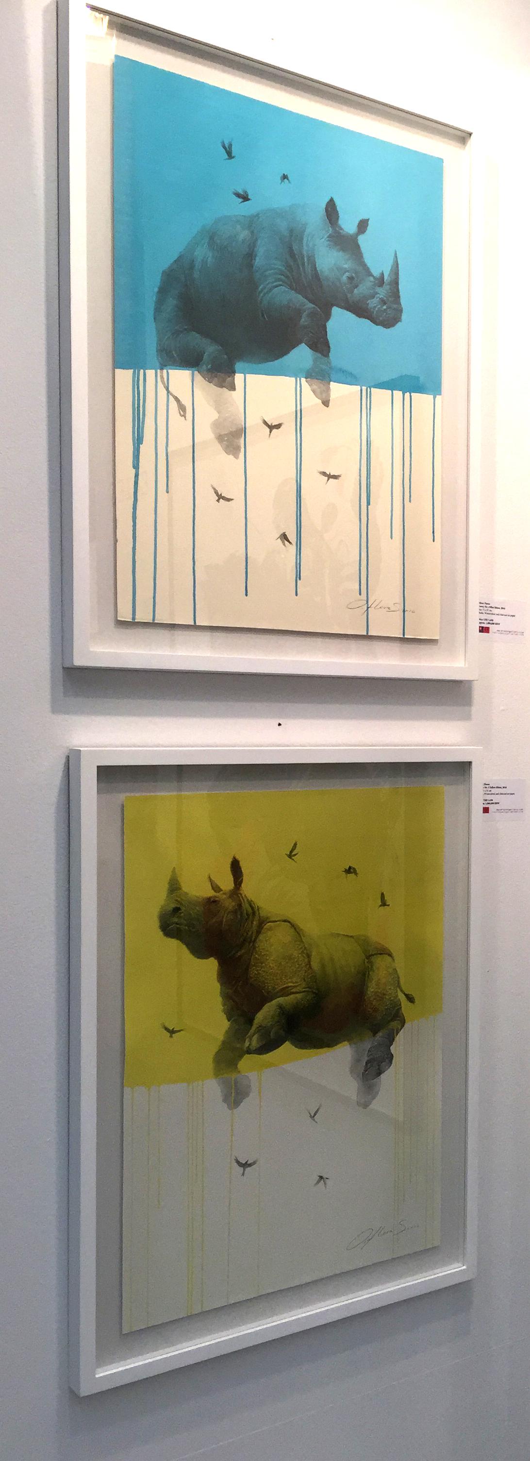 Rhino jaune Jouney n° 6, aquarelle et fusain représentant des rhinocéros et des oiseaux volants - Painting de Oliver Flores