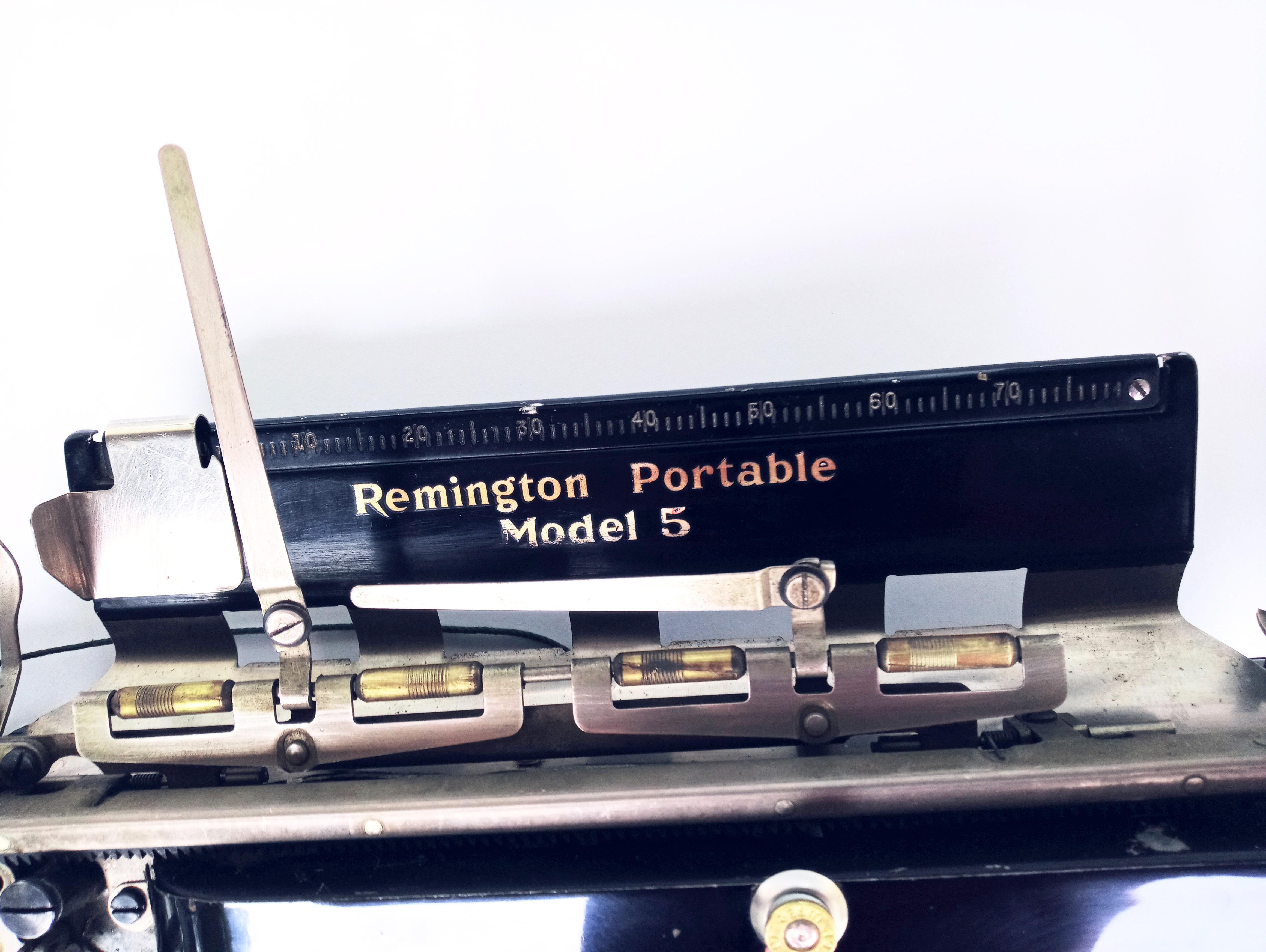 Typewriter Machine Guns by Eric Nado - Le 