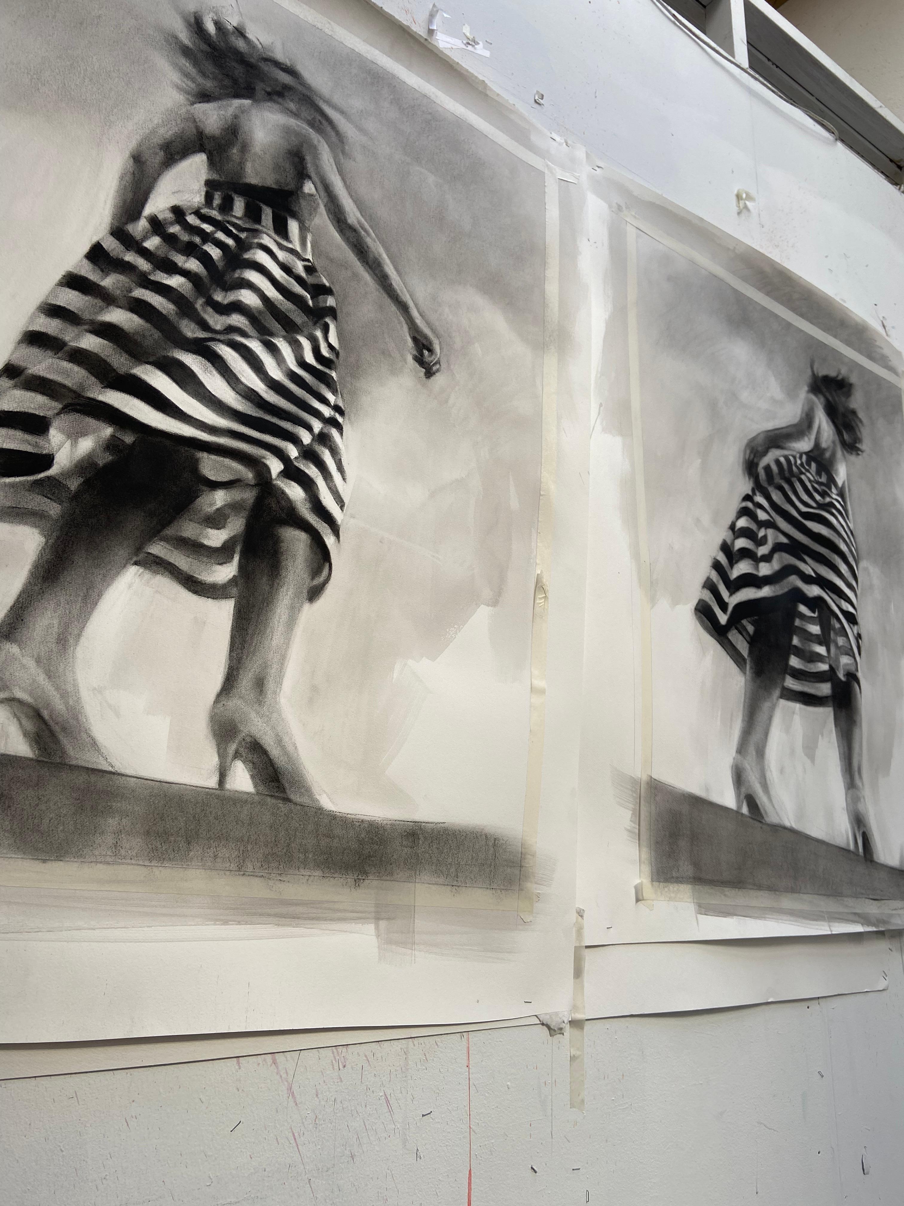 Performance I, dessin réaliste monotone au fusain et à l'encre, femme en robe rayée - Réalisme Art par Patsy McArthur