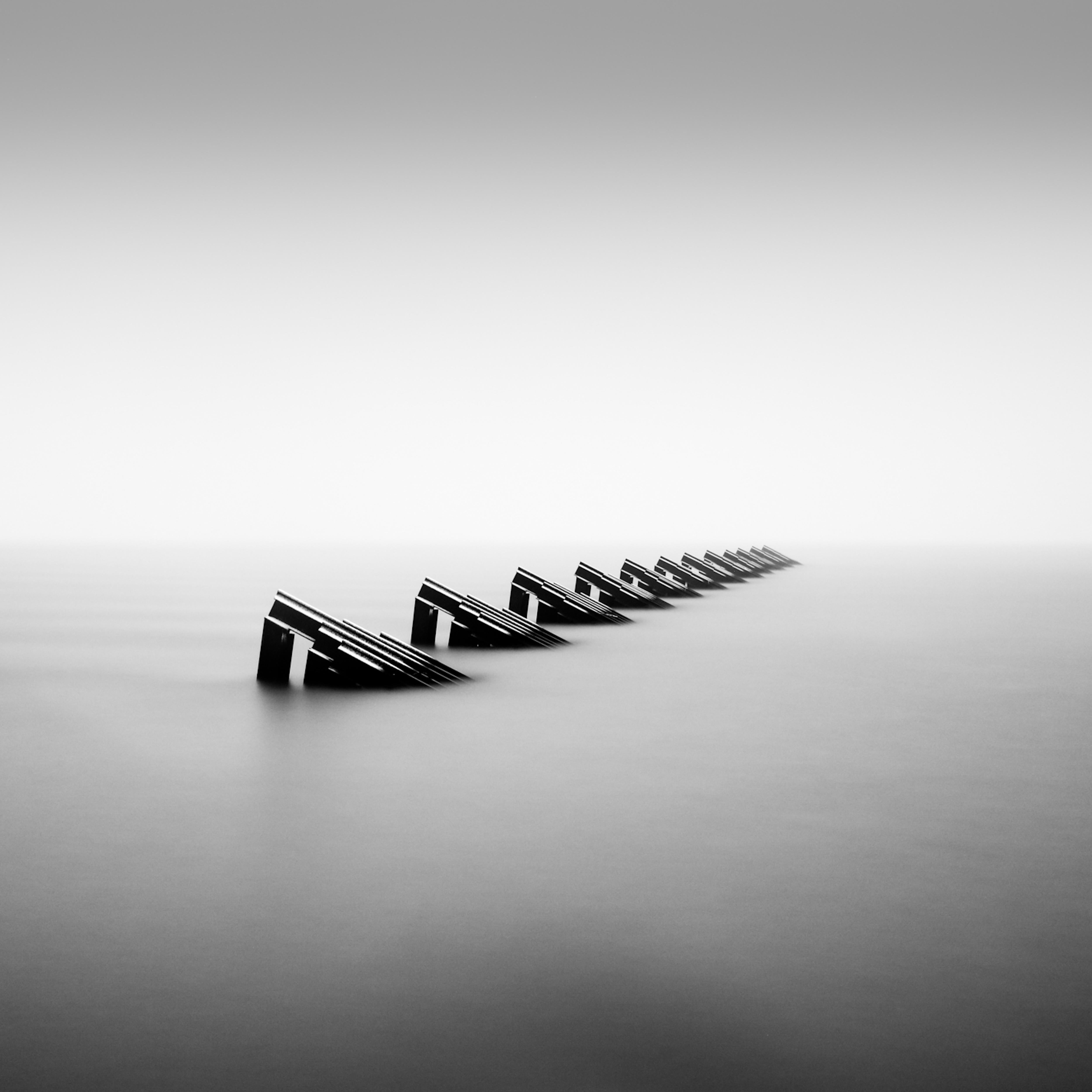 Triangles sur la rivière Hudson - Encadré - Édition limitée à 10 exemplaires - flottant dans un cadre blanc