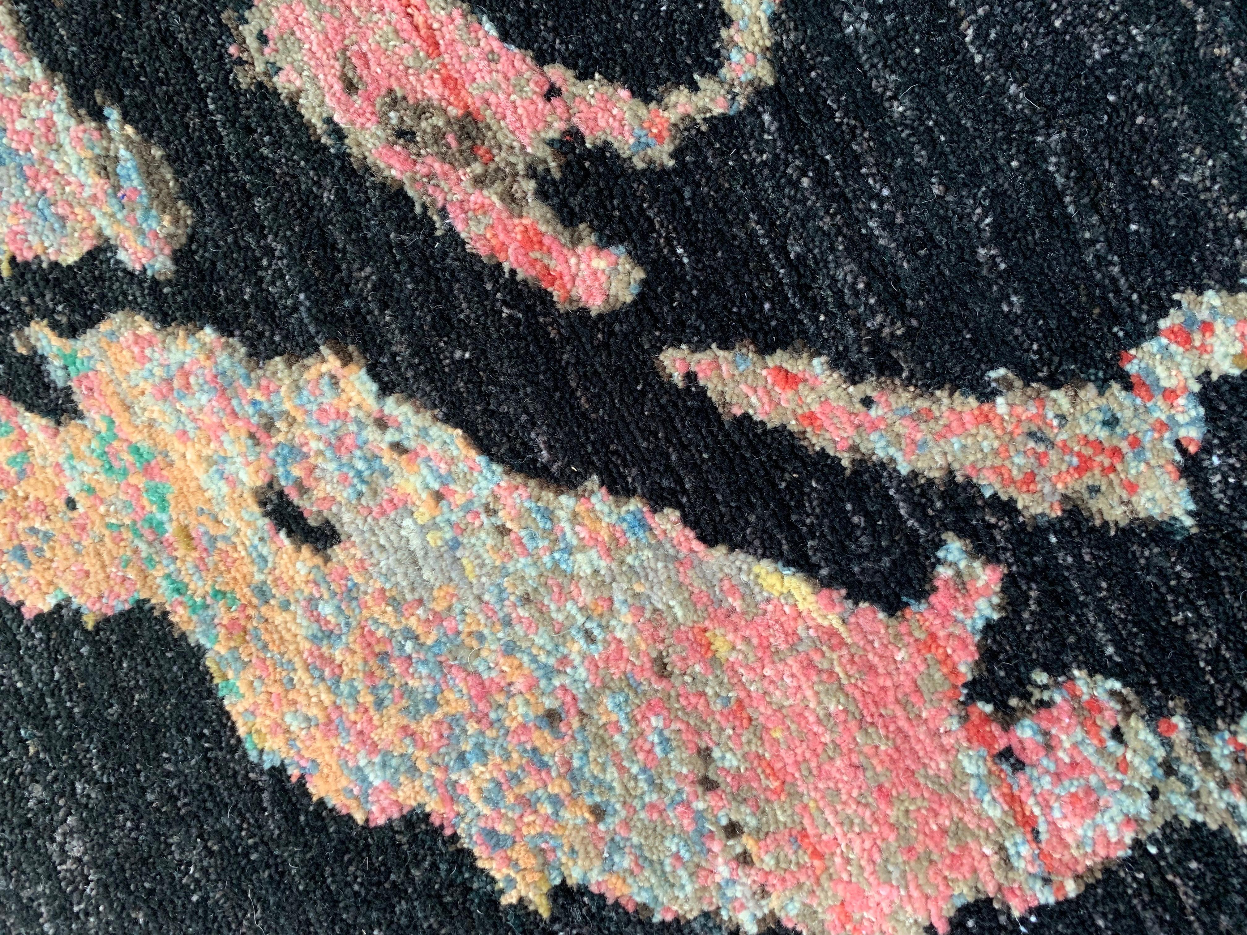 Seek One's Kunst gewebt in einem wunderschönen handgefertigten Teppich, hergestellt in Afghanistan aus Ghazni Wolle.   Limitierte Auflage von 10 Stück.  Der Künstler hat die Rosen fotografiert und ihnen dann seinen typischen Pop-Stil verliehen.  