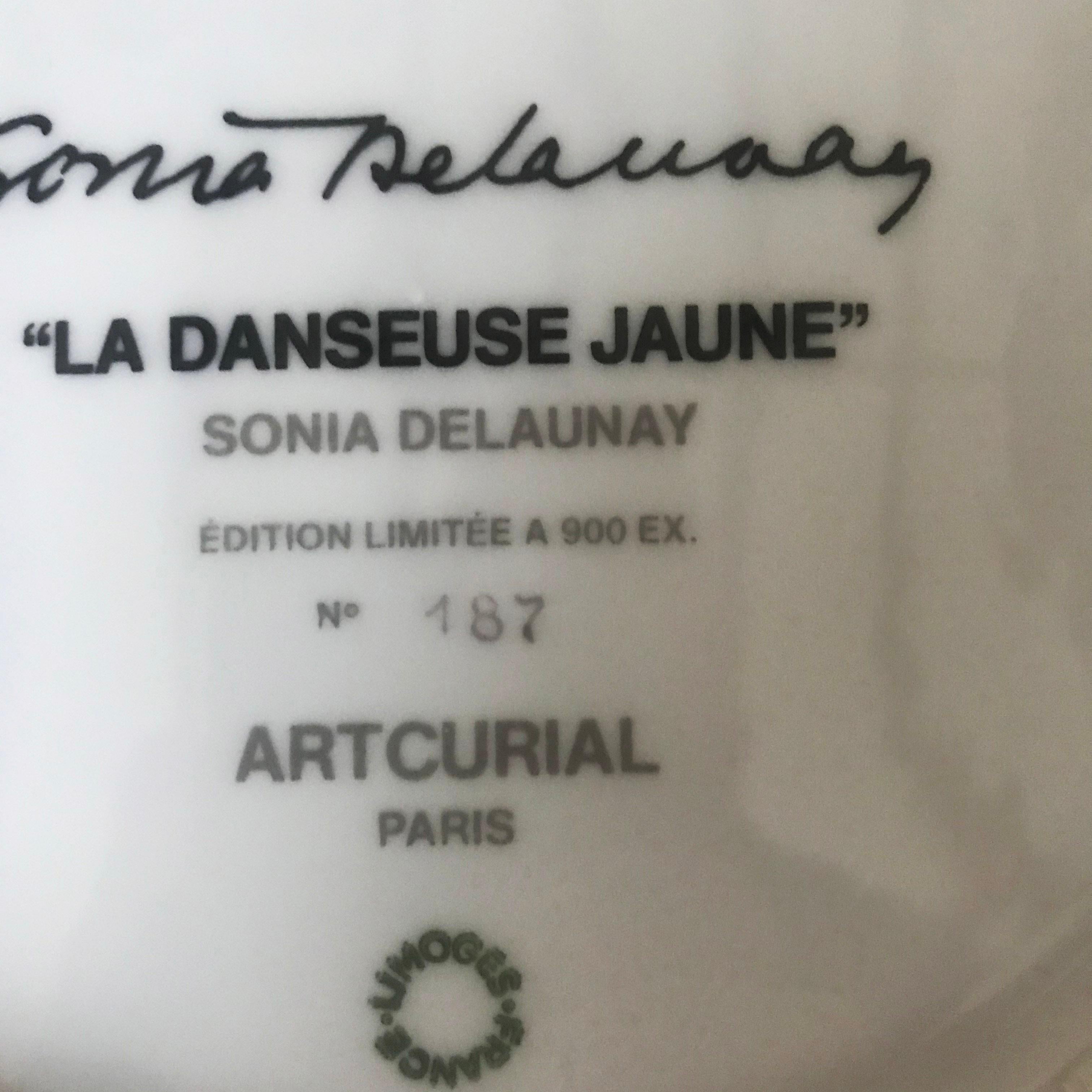 Assiette de collection en porcelaine 
Le danseur jaune
Edition Artcurial
Sur 900 exemplaires
Signature de l'artiste en porcelaine 
Certificat et boîte d'origine 
Circa 1975
25 cm de diamètre x 3 cm de hauteur
Parfait état
590 EUROS