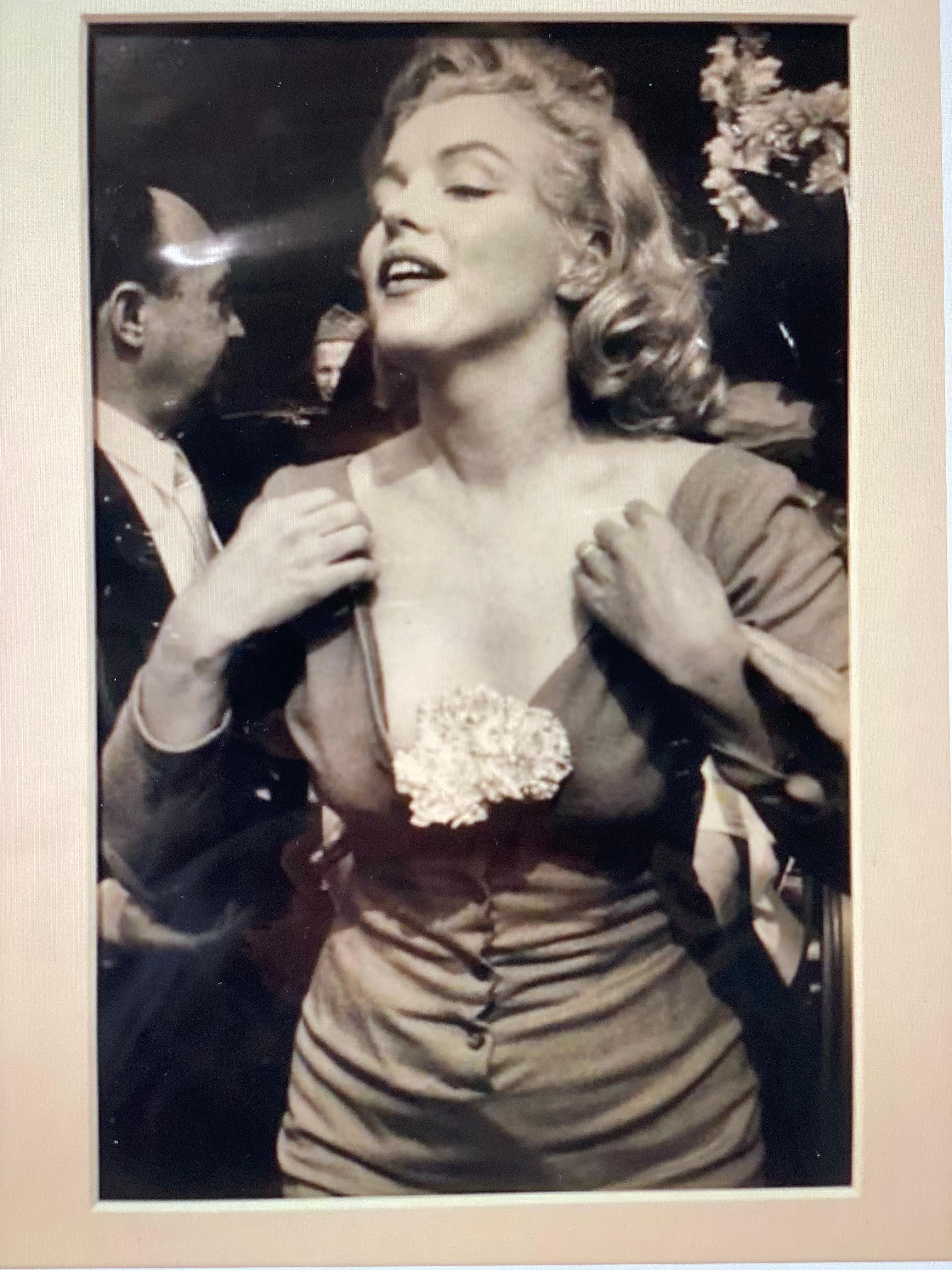 Sam Shaw 
Marilyn Monroe 
Cocktail party during the USA - Israel football match at Ebbets Field New York .
1959
Vintage silver print by Sam Shaw
Mounted on cardboard 
Signed, dated and captioned in pencil on the back.
34.3 x 21.2 cms
1900 euros 