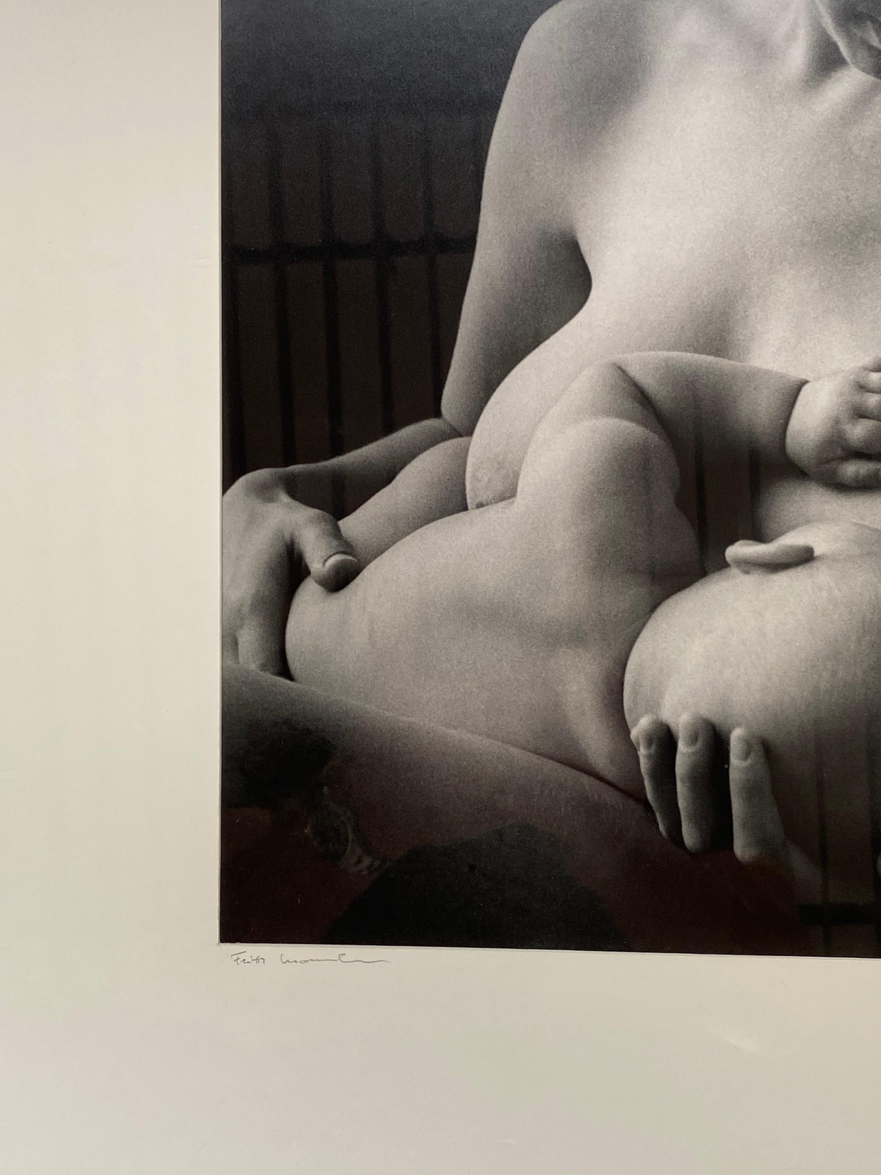 Fritz monshouwer Mother and child 1986 - Gray Black and White Photograph by Fritz Monshouwer