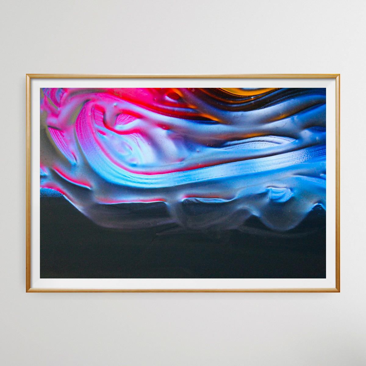 A self-taught painter, Serigne Niang is fascinated by colour. It is by combining photographic techniques and pictorial processes that he has created the originality of his artistic work.  An abstract expressionist and minimalist artist, as he