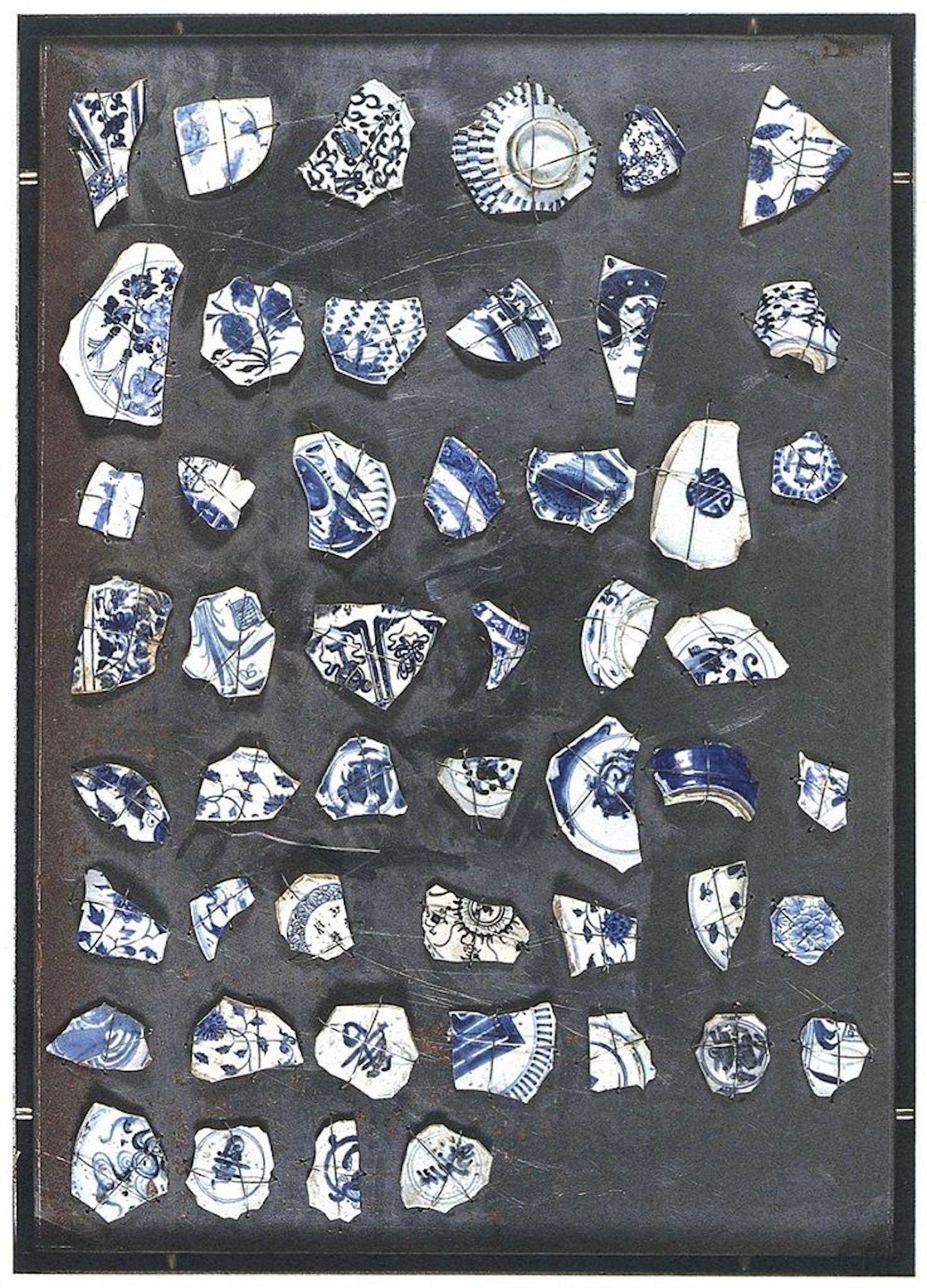 Untitled - Iron Plate, Ancient Chinese Porcelain Fragments, Steel Wire - 2011 - Art by Yannis Kounellis