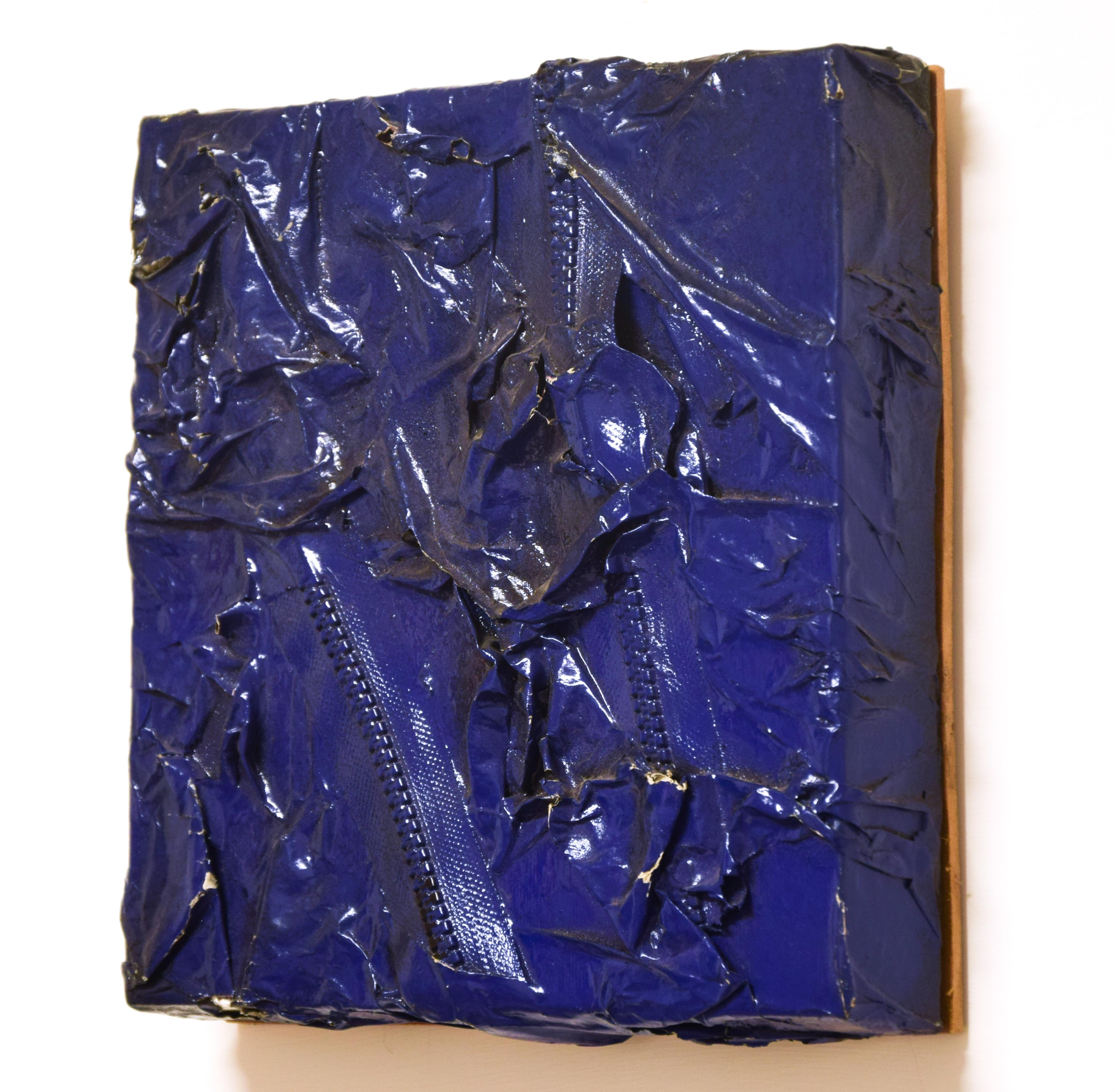 Bleu foncé  Acrylique, émail et collage à fermeture éclair sur papier - 2010 - Painting de Charlotte Ritzow