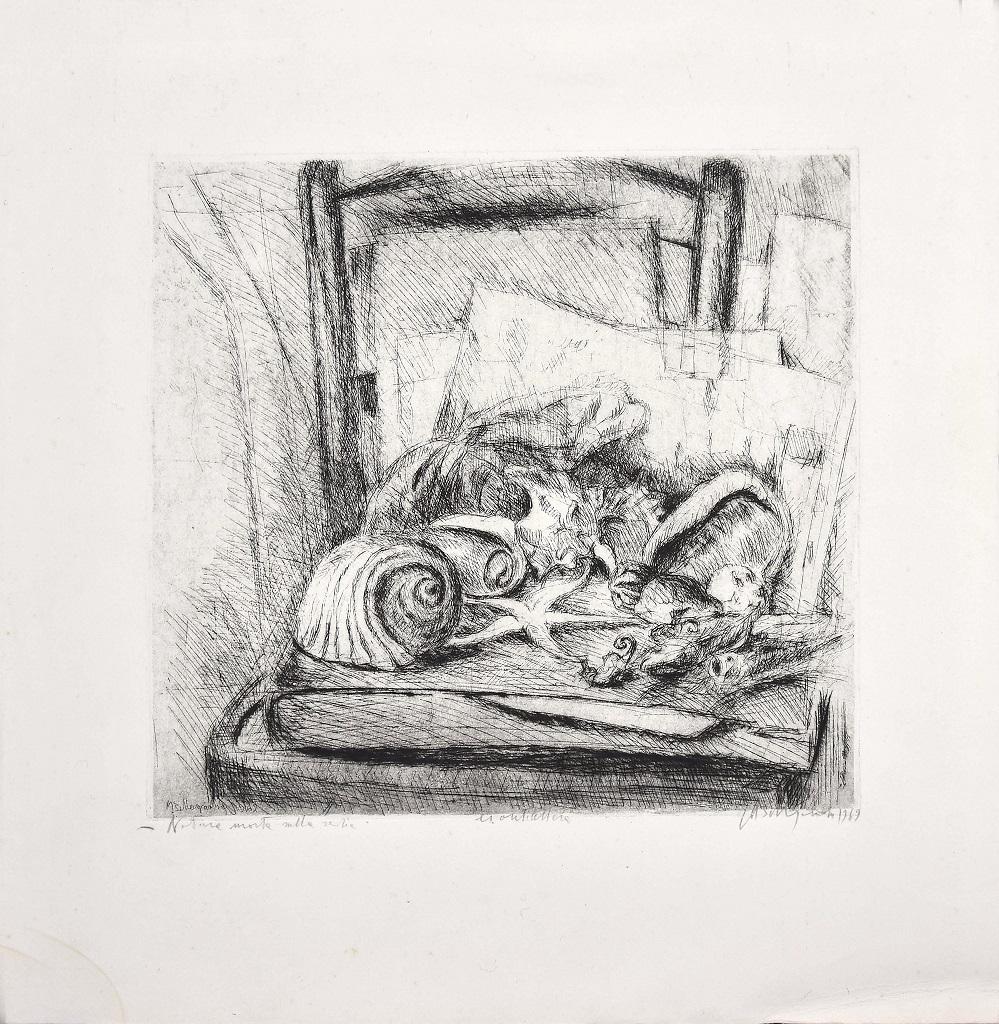 Nature morte sur une chaise est une œuvre d'art originale réalisée par Marco Bellagamba en 1969.

Gravure en noir et blanc, dimensions de l'image 32 x 34 cm.

Signé et daté par l'artiste dans la marge inférieure. Titre original : Natura morta sulla