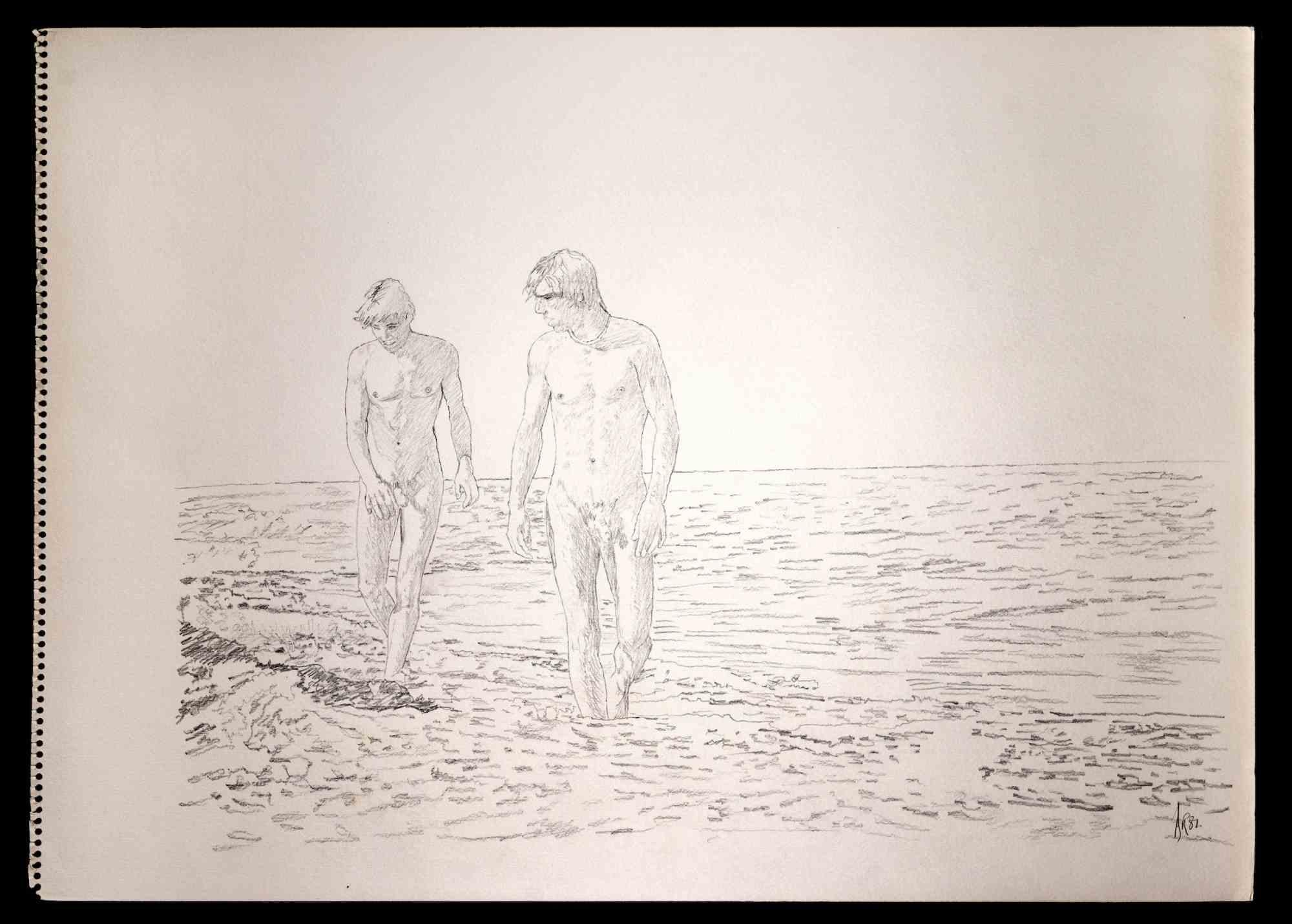 Zwei Freunde, die am Strand spazieren gehen, ist eine Originalzeichnung mit Bleistift von Anthony Roaland aus dem Jahr 1981. Handsigniert und datiert vom Künstler am unteren rechten Rand. 

Die Männer werden in einem frischen und zarten Stil