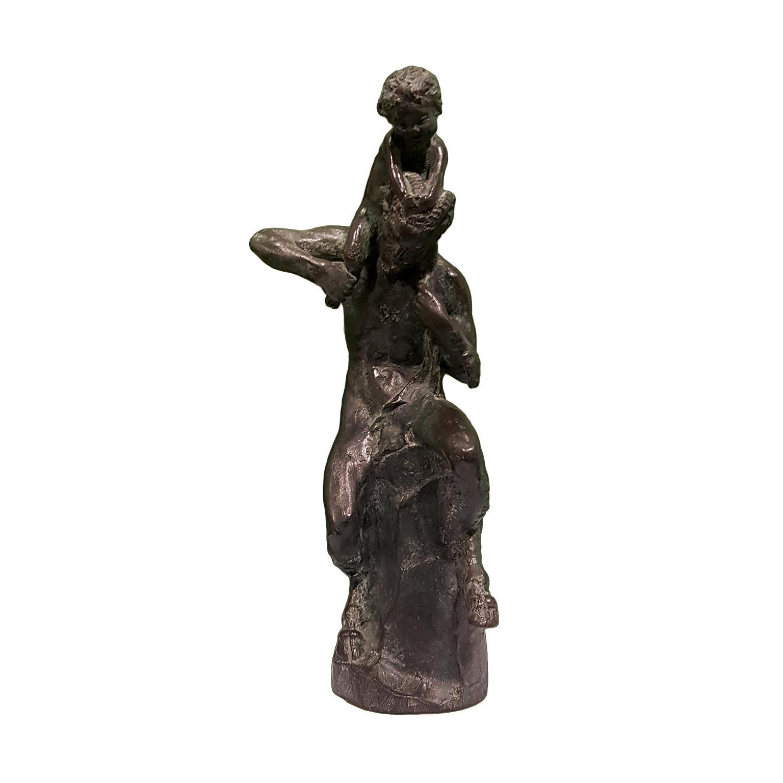 Satyr mit jungem Faun auf seinen Schultern – Bronzeskulptur von Aurelio Mistruzzi im Angebot 1