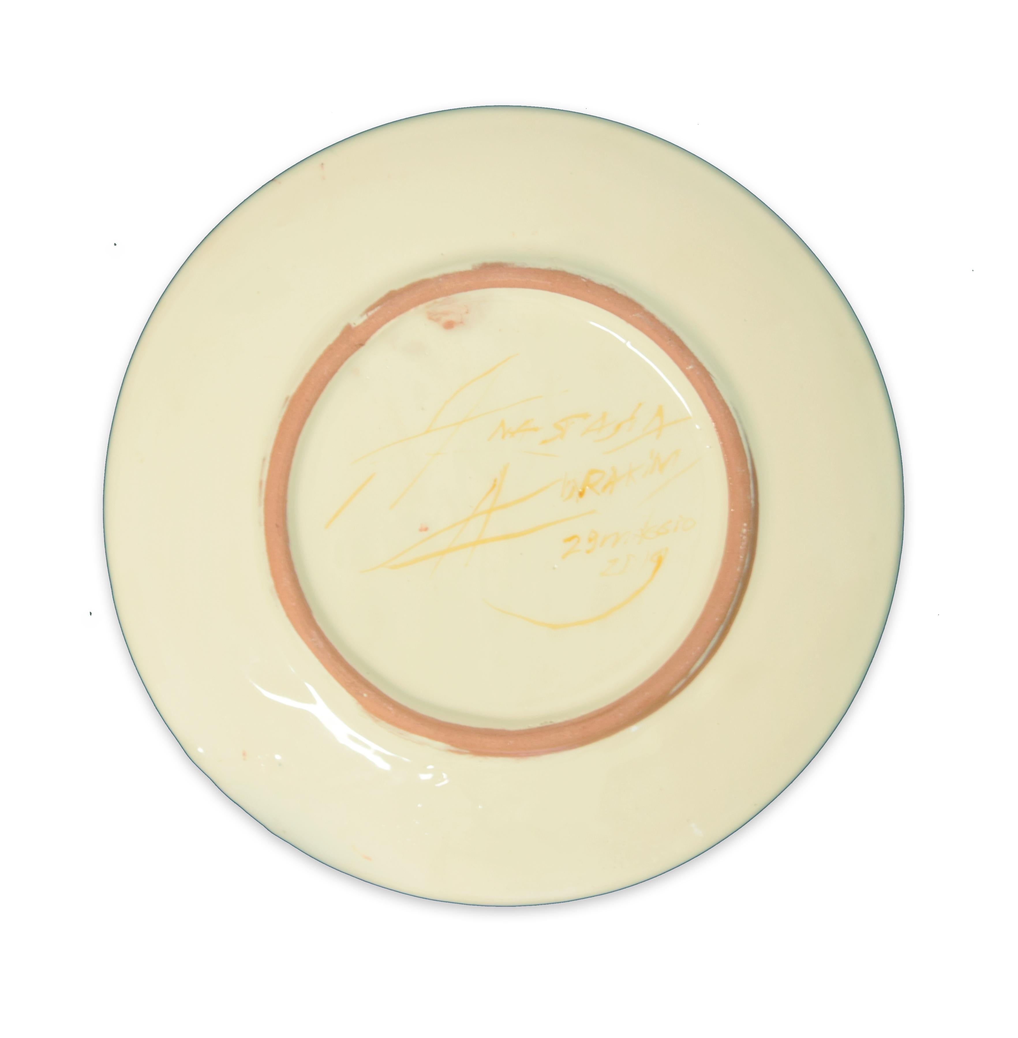 Laila es un maravilloso plato plano de cerámica hecho a mano por la artista emergente rusa Anastasia Kurakina en 2019. 

Firmado y fechado al dorso en el centro.

Es al mismo tiempo un objeto decorativo, un plato de artista para mostrar y un objeto