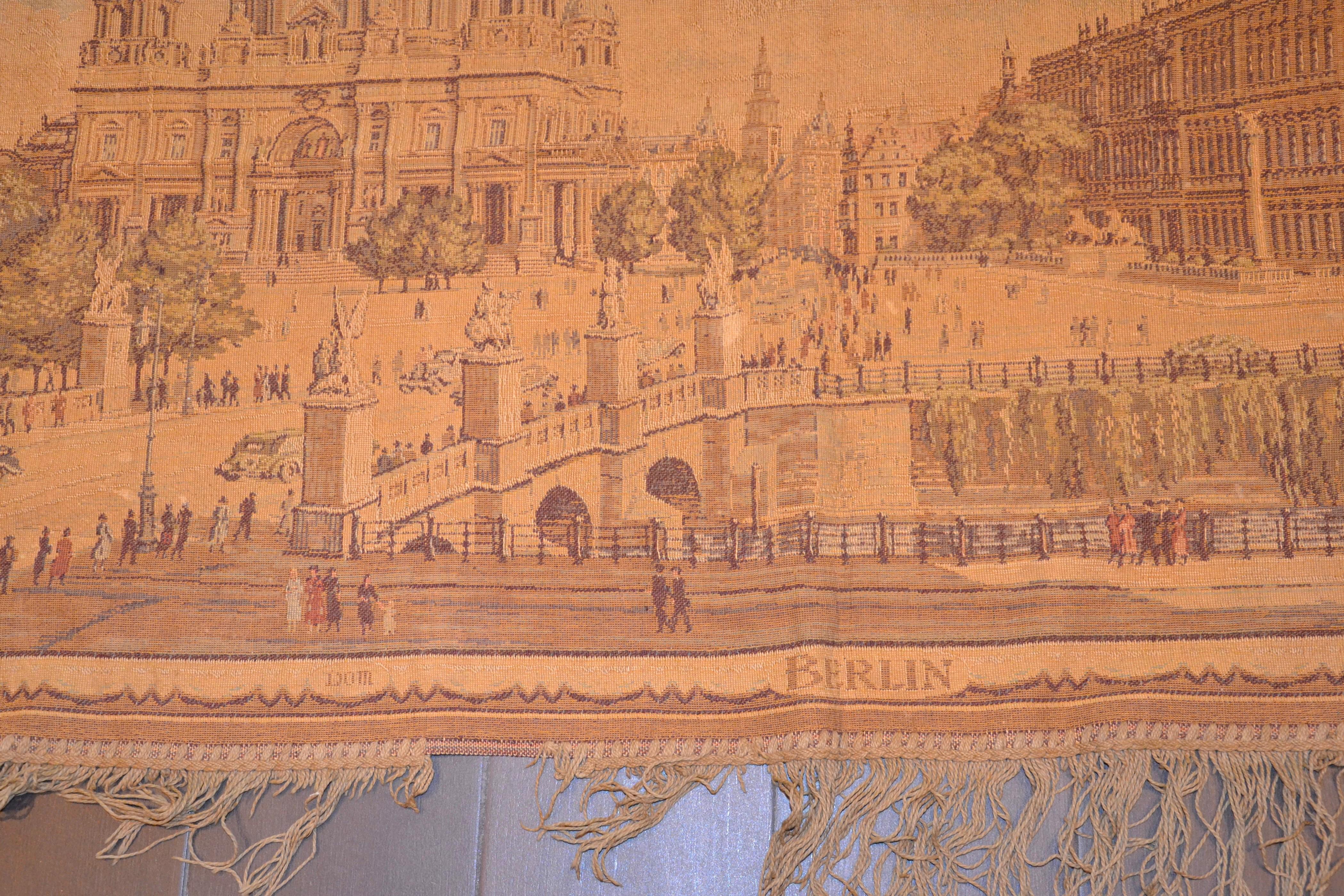 Vintage Tapestry - Munich Olympic Games 1936 ist ein seltenes originales Dekorationsobjekt von Otto Baumgärtel aus dem Jahr 1936.

Dieser schöne und sehr seltene Wandteppich wurde anlässlich der Olympischen Spiele 1936 in Berlin angefertigt. 

Guter