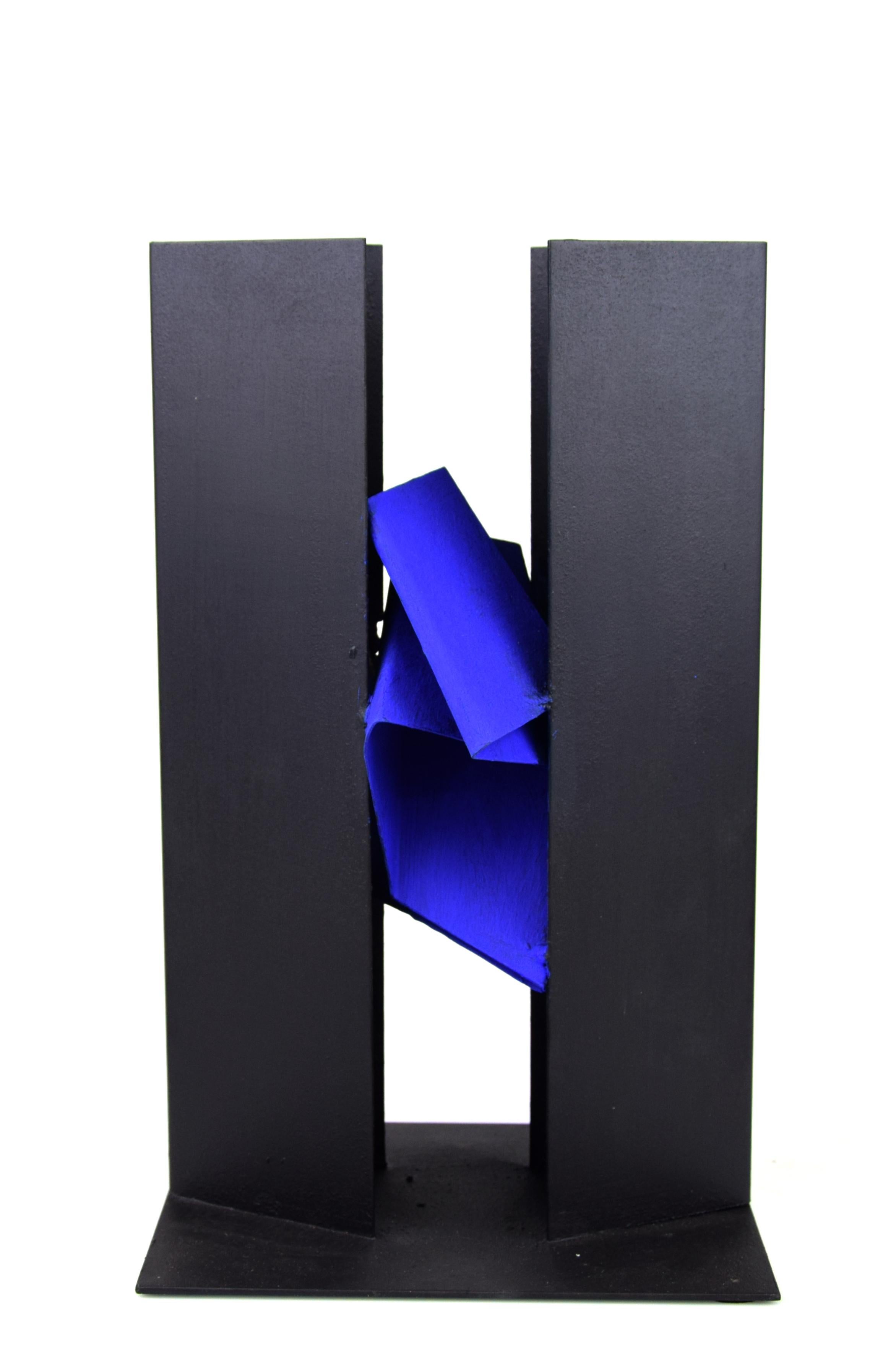 Central structure is a contemporary metallic sculpture, realized in 1998 by the Italian artist Claudio Palmieri. 

Original Title: Struttura Centrale

In excellent conditions, this original sculpture could be yours and embellish your atelier of the