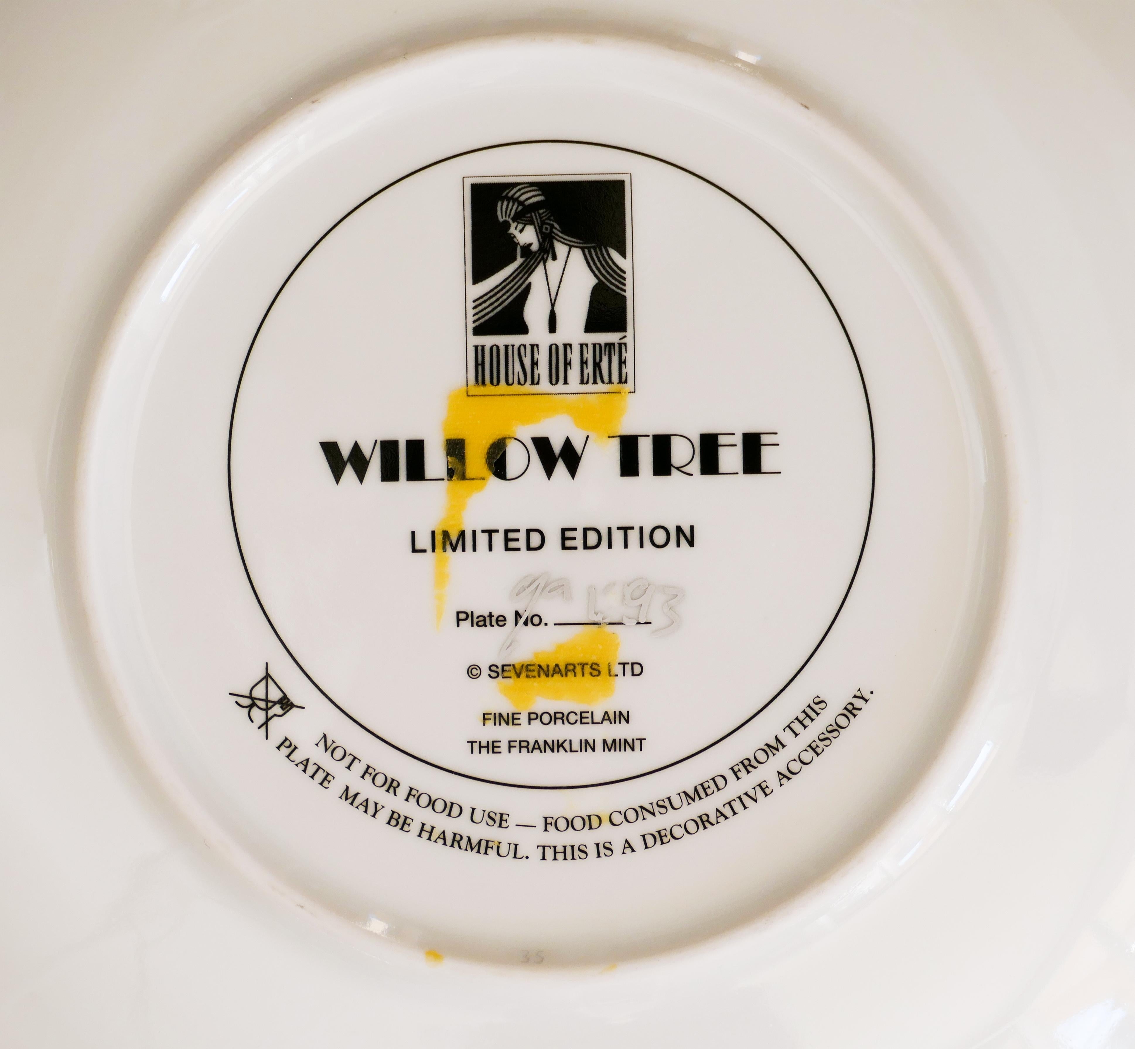 Der Willow Tree Plate ist ein origineller dekorativer Porzellanteller in limitierter Auflage, der in den 1990er Jahren hergestellt wurde.

Dieser schöne und sehr seltene Teller wurde für das House of Ertè in feinem Porzellan hergestellt.

Die Platte