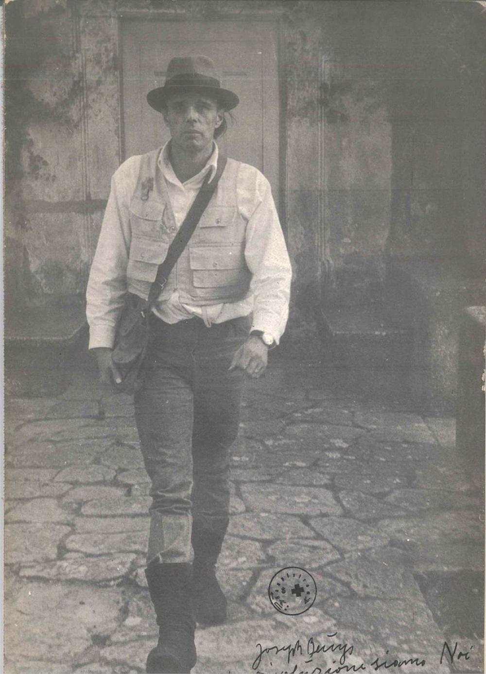 Original Title: Partitura di Joseph Beuys: la rivoluzione siamo noi = A score by Joseph Beuys: we are the revolution. 
Book-Interview by Achille Bonito Oliva.

In-4º, bilingual text but mostly in Italian, pp. 31, cm 31 x 0.5 x 21.5, 1971. Published