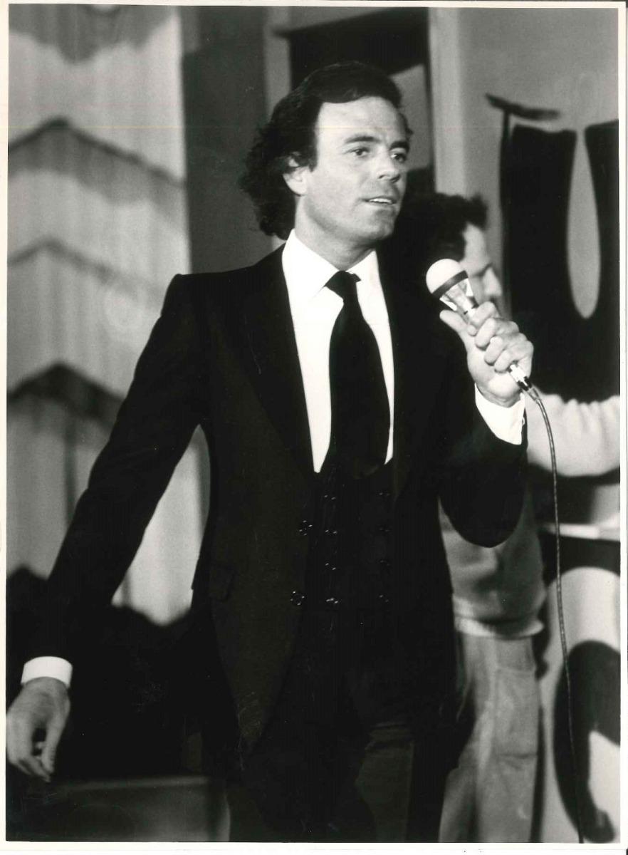 Black and White Photograph ADN Kronos - Julio Iglesias - Photographie vintage d'origine - 1980