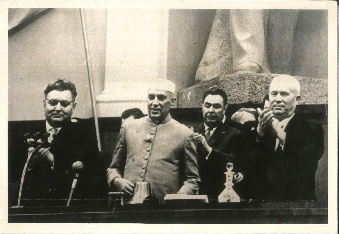 Foto Associated Press, Jawaharlal Nehru e Nikita Sergeevič Chruščëv, 1955.

Rara foto in b/n di Nehru, primo ministro dell'India (1947-1964), erede spirituale di Gandhi e capo karismatico alla guida dell'India durante i primi anni di libertà dopo il