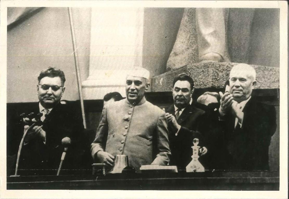 Associated Press Photo, Jawaharlal Nehru und Nikita Sergeevič Chruščëv, 1955.

Seltenes s/w Foto von Nehru, dem Ersten Minister Indiens (1947-1964), geistiger Erbe Gandhis und karismatisches Oberhaupt, das Indien in den ersten Freiheitsjahren nach