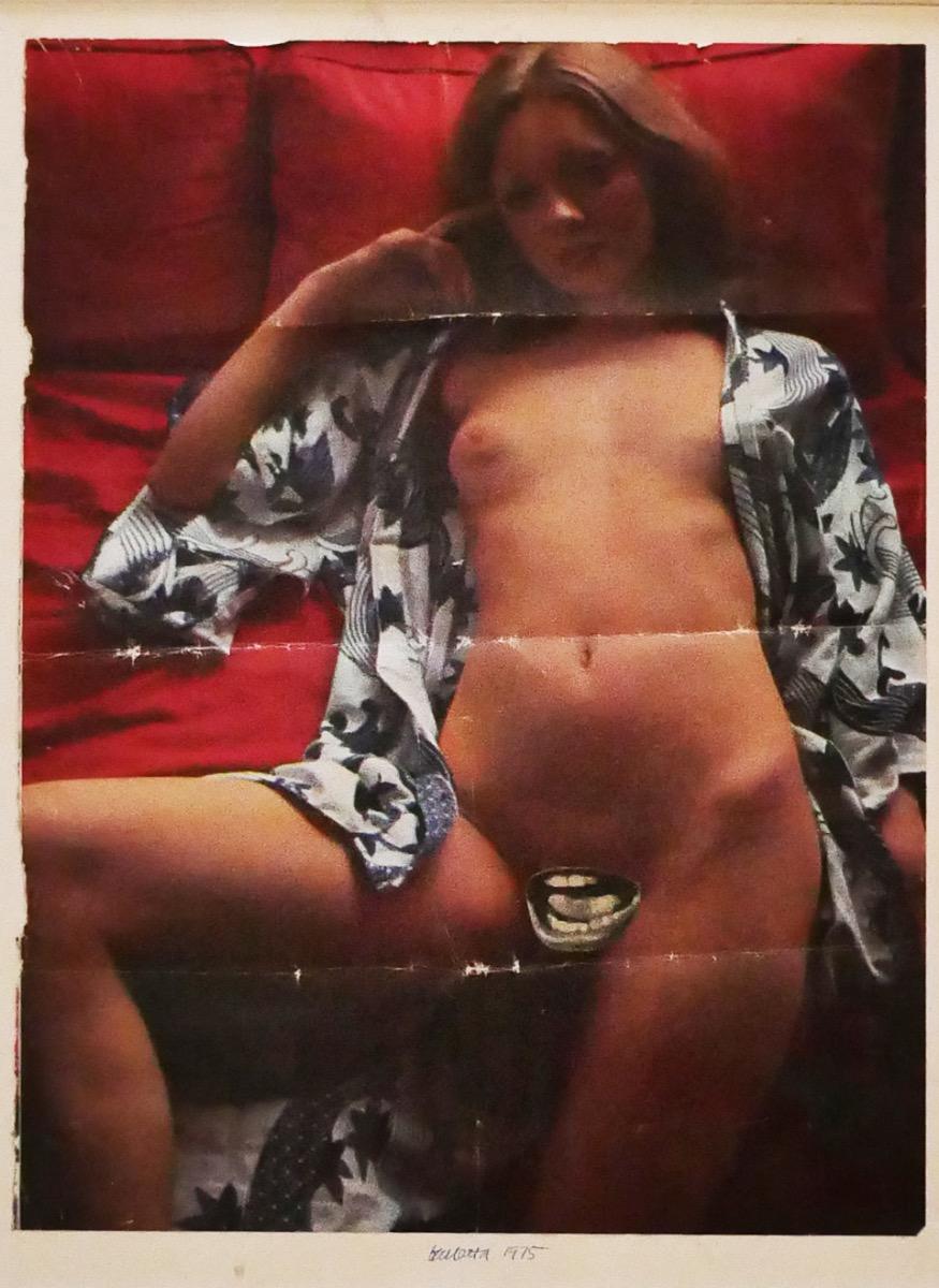 Nude is an original collage realized by Sergio Barletta in 1975.

Hand-signed on the lower center and dated.

In good conditions, with some minor loss of color..

Included a Passepartout: 49 x 34

The artwork represents a satiric scene of a nude