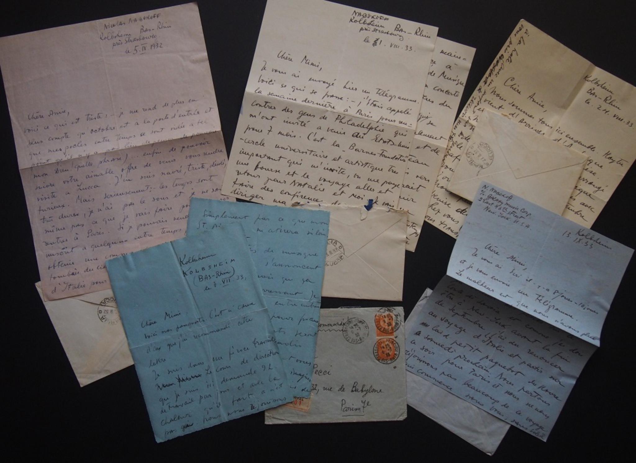 Ces cinq lettres autographes signées par Nicolas Nabokov à la comtesse Anna Laetitia Pecci-Blunt, écrites entre 1932-33, en français, sont en excellent état, avec l'enveloppe originale incluse. 

En détail :
Lettre autographe signée. Strasbourg,  5