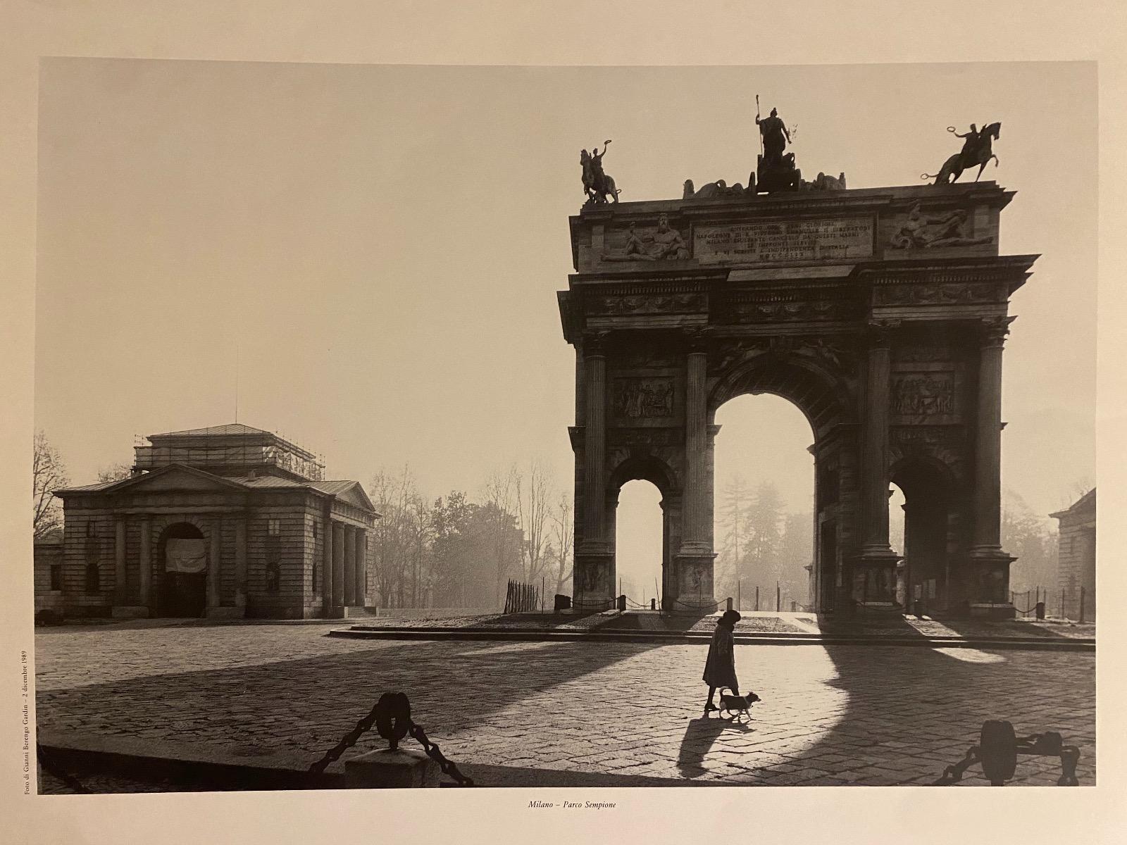 El Parque Sempione es una fotografía original en blanco y negro impresa en offset a partir de una fotografía del fotógrafo Gianni Berengo Gardin (1930) del 2 de diciembre de 1989.

Titulado en la parte inferior central "Milano- Parco Sempione",