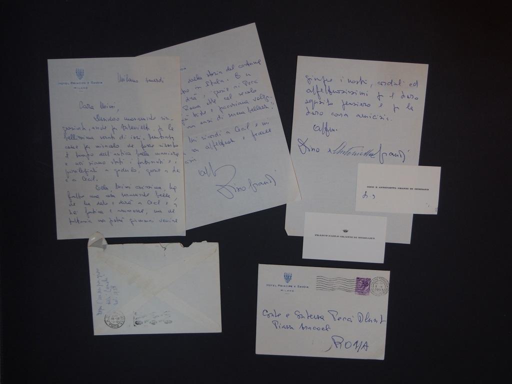 ¡Gloria ai Pecci Blunt! (¡Gloria a la familia Pecci-Blunt!) es un lote de 2 Cartas Autógrafas Firmadas por Dino Grandi a la Condesa A.L. Pecci- Contundente.

Escrito en italiano, en papel con membrete "Hotel Principe e Savoia - Milano", incluyendo