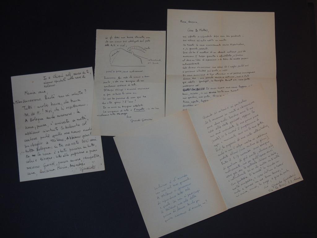 Vita col padre ist der Hauptinhalt dieser 4 autographen Briefe, die von Gerardo Guerrieri an Maria de Matteis unterzeichnet sind. Nicht datiert. Um 1947. Auf Italienisch. Ausgezeichneter Zustand. 
Einschließlich einer mit schwarzer Tinte