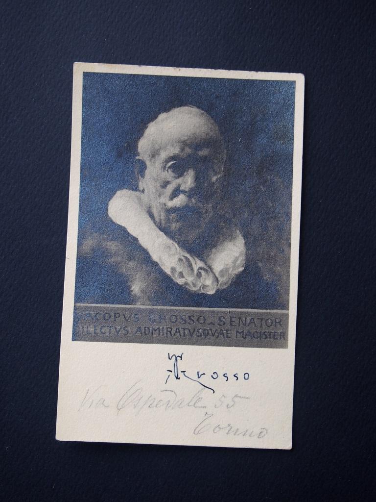 Dies ist die originale s/w-Postkarte, die das offizielle Porträt des italienischen Senators des Königreichs Italien, Giacomo Grosso, mit der Aufschrift "Yacopus Grosso -Senator dilectus admiratusquae magister" zeigt.  
Monogrammiert mit dem
