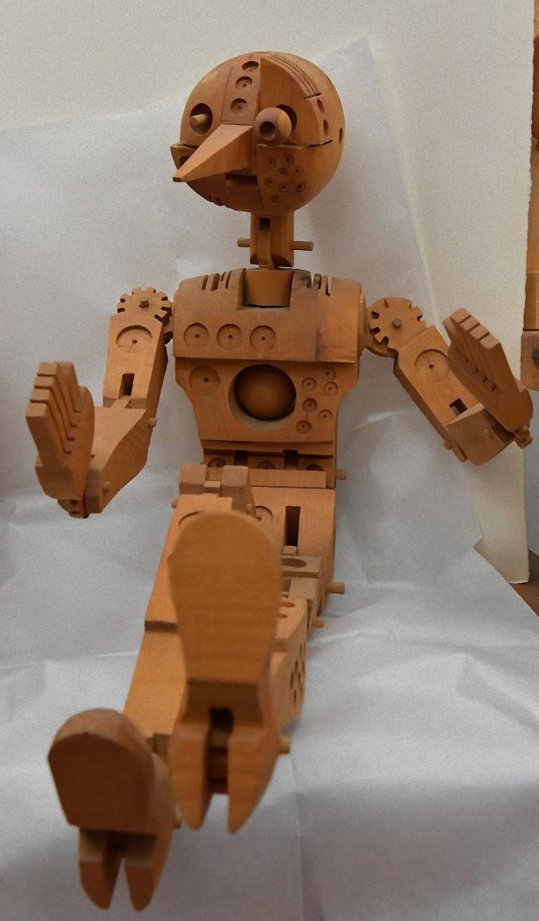 technologische Pinocchio – Holzskulptur von F. Codognotto – 2007/2008 (Braun), Figurative Sculpture, von Ferdinando Codognotto