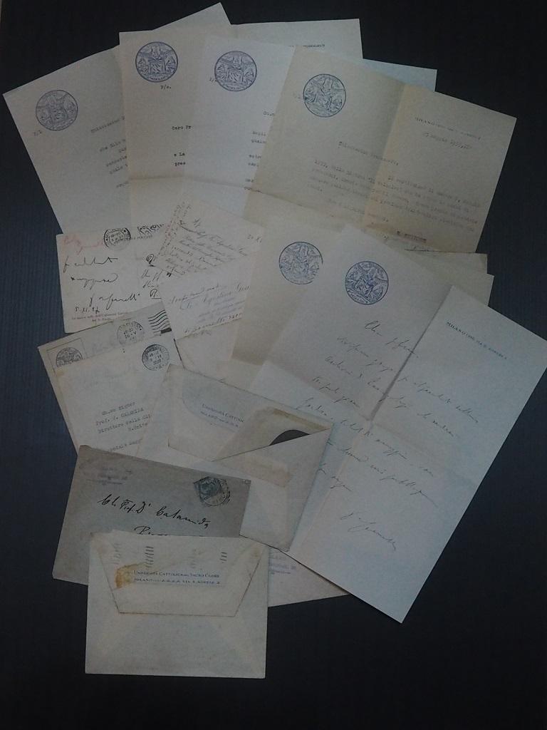 Si tratta dell'unica corrispondenza di Agostino Gemelli a Umberto Calamid, composta da 12 articoli, scritti tra il 1908 e il 1940. In italiano. In condizioni molto buone, buste originali incluse.

La corrispondenza rivela i rapporti tra accademici,