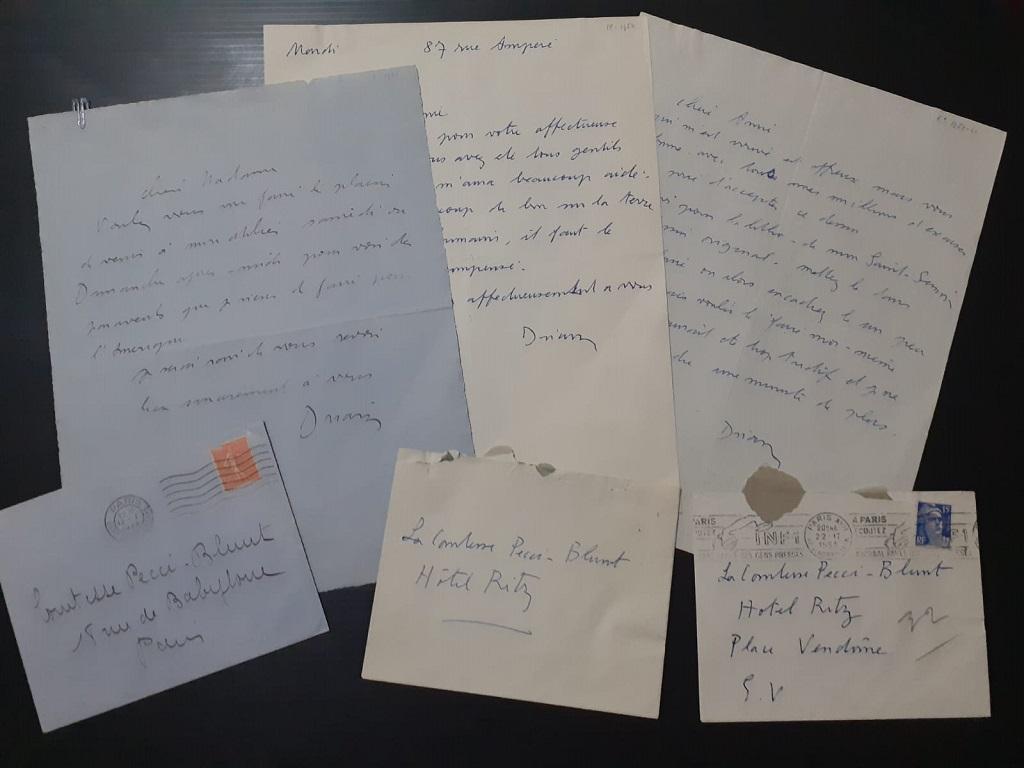 Collectionnez ces 3 lettres autographes signées par  Etienne Drian la comtesse Pecci Blunt, écrit en français de 1928 à 1960. 
Chaque article, une page, recto seul. En excellent état. Parfaitement lisible. Enveloppe originale incluse.

En détail