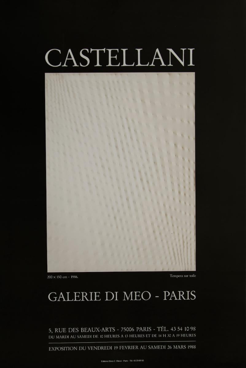 Vintage Poste nach Enrico Castellani ist ein Original-Plakatdruck, der anlässlich von Castellanis Ausstellung in der Galerie Di Meo, Paris, im Jahr 1988 realisiert wurde.

Gute Bedingungen.