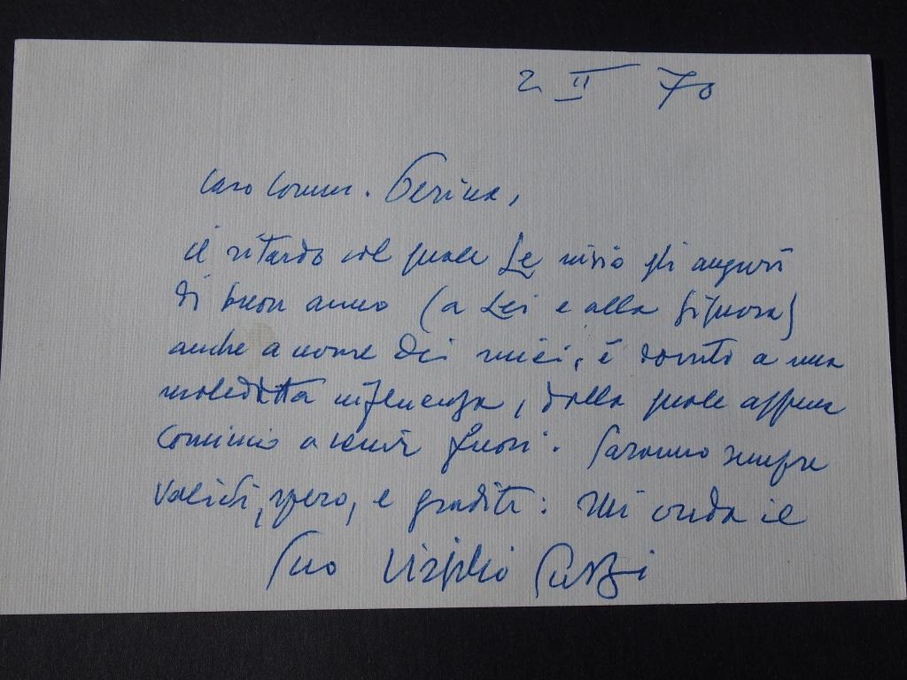 Es handelt sich um eine von Virgilio Guzzi signierte Neujahrskarte für Silvio Perina, den Leiter der römischen Lager der C.I.M. in den siebziger Jahren.

Rom, 2. Februar 1970. Gelegter Karton. Auf Italienisch.

Eine Gruß-Autogrammkarte, die der