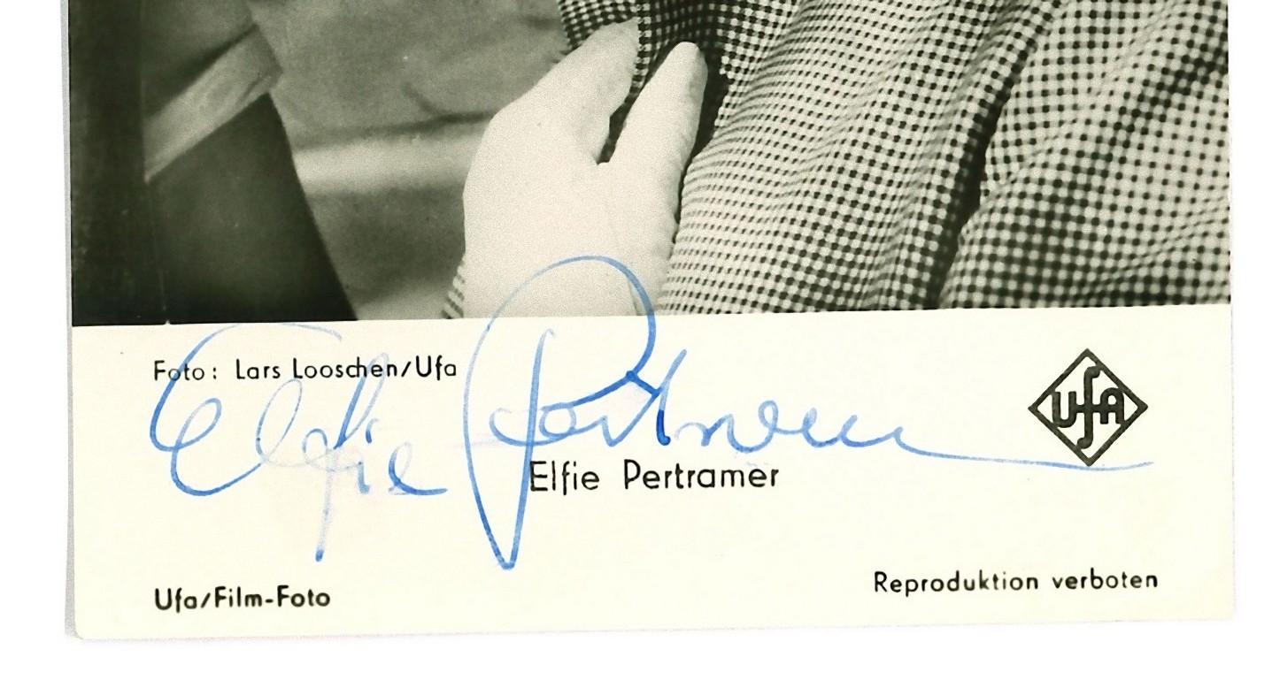 Retrato de Elfie Pertramer es una hermosa postal en B/N que reproduce el retrato fotográfico de la actriz alemana, con el valor adicional de un autógrafo en tinta azul en el margen inferior, en el centro. Alrededor de los años sesenta. 

Postal