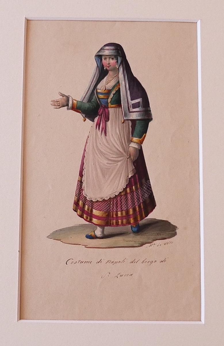 Das Kostüm von Neapel ist eine Originalzeichnung mit Tusche und Aquarell auf elfenbeinfarbenem Papier, 1830 c.a.

Unterschrieben. Abmessungen des Bildes: 24,5 x 15 cm.

Der Originaltitel steht unten: "Costume di Napoli del borgo di S.lucia".

Das