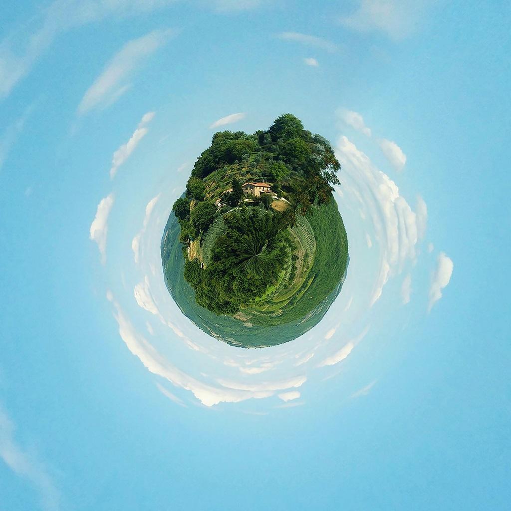 Esta hermosa fotografía aROUNDme 10 fue tomada por el fotógrafo italiano Giulio Gonella.

Impresión sobre papel hahnemuhle photo rag de la serie aROUNDme, edición abierta. Firmado a mano por el artista en el reverso, en la parte inferior derecha.