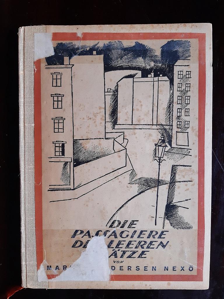 Die Passagiere der leeren Platze is an original modern rare book written by Martin Andersen Nexø (Dresden, 1869 –  Dresden, 1954) and illustrated by George Grosz (Berlin, 1823 - 1959, Berlin) in 1921.

Original First Edition.

Published by Malik
