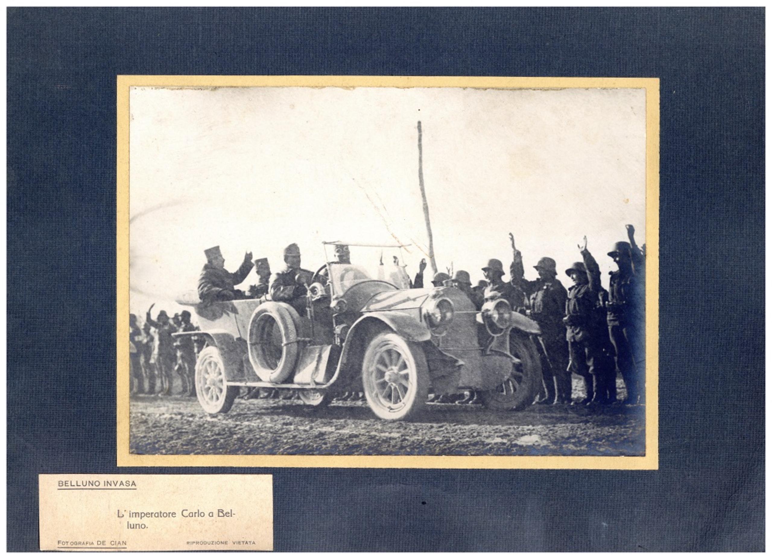 Emperador Carlos I de Austria en Belluno es una impresión original en bromuro de plata aplicada sobre cartón.

Fotografía realizada por el famoso reportero civil de la Primera Guerra Mundial Pietro De Cian, nombrado en el cliché aplicado